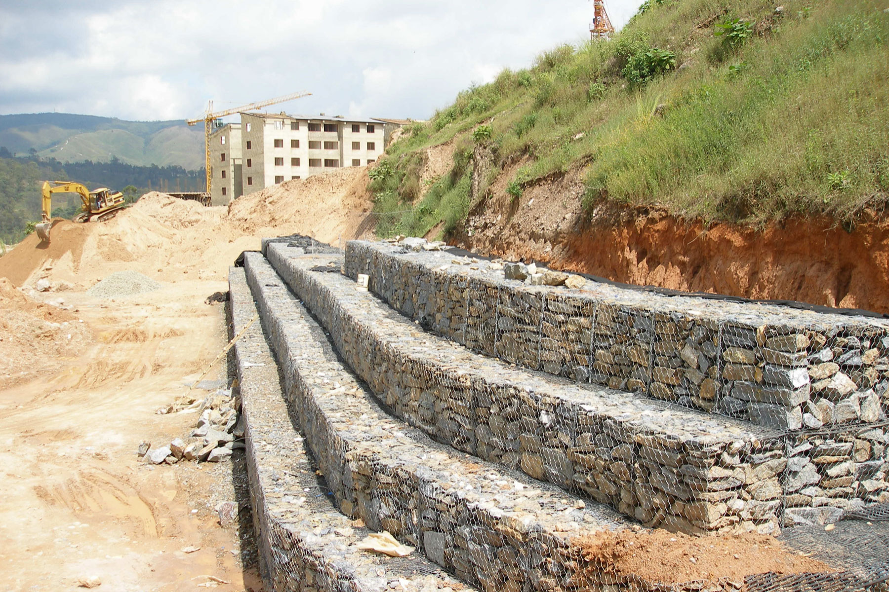 ￼Vista de la Base de un Muro de Gavión Reforzado de 25 m de altura. Desarrollo Habitacional Alto Verde, Los Teques, Edo. Miranda. 2006