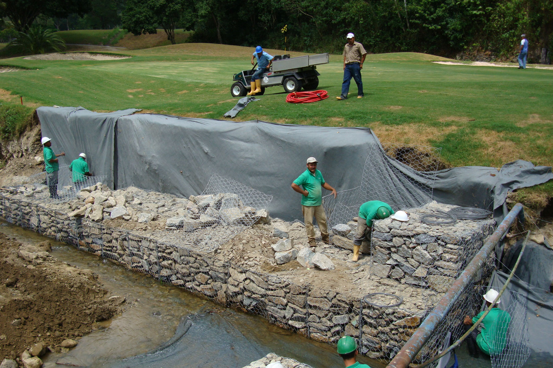 ￼￼￼Control de Erosión con Muros de Gavión en las márgenes del Río que atraviesa los Campos de Golf en Izcaragua Country Club, Guarenas, Edo. Miranda. 2009
