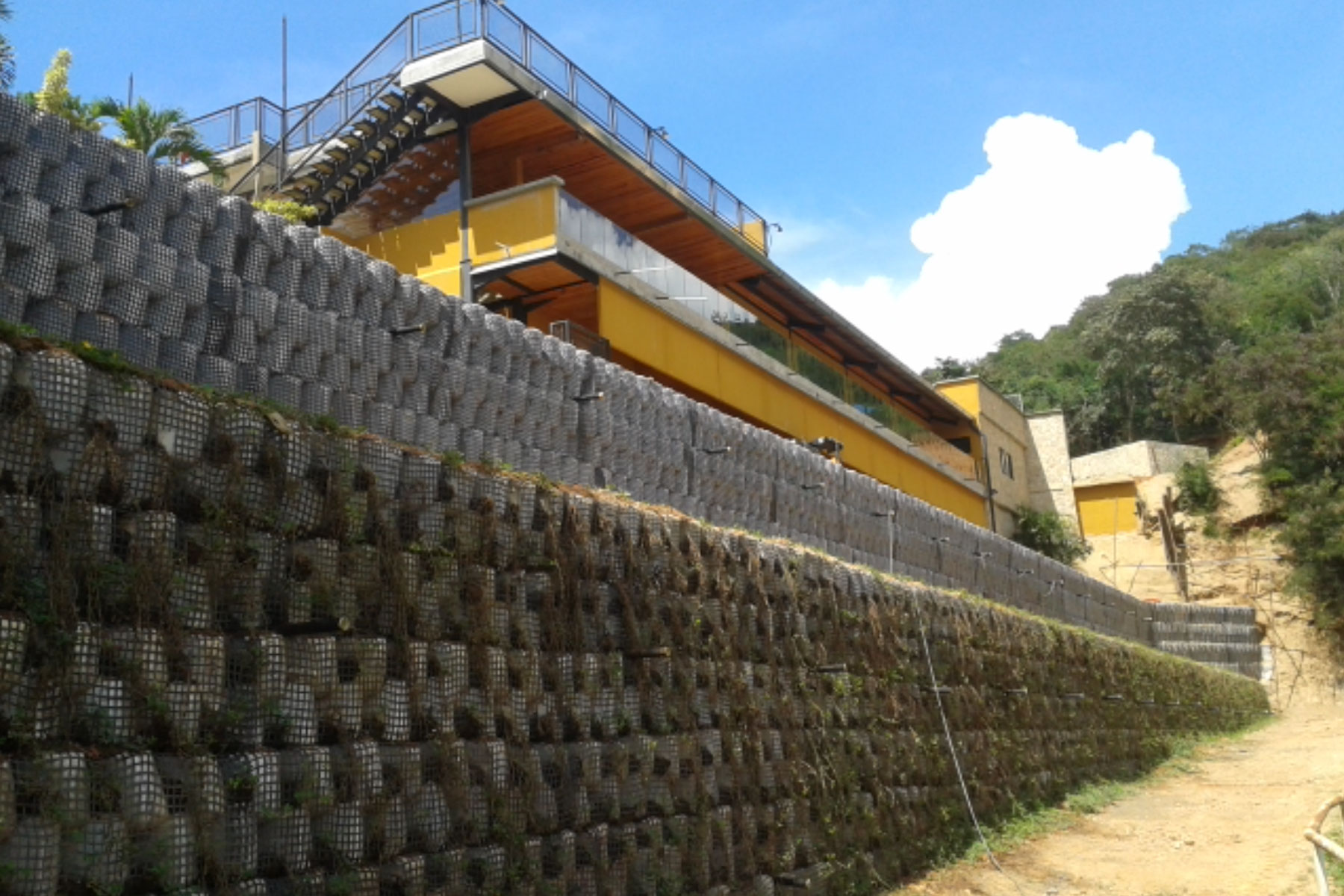 ￼Muro de Tierra Reforzada de 8 m de altura, para la construcción de jardines y áreas sociales de la Hacienda Canta Claro ubicada en Paracotos, Edo. Miranda. 2017