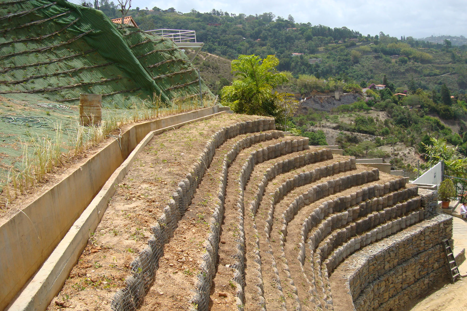 ￼Muro de Tierra Reforzada de 8 m de altura, construido para contener deslizamiento en vivienda unifamiliar en la Urb. Oripoto, Municipio El Hatillo, Edo. Miranda. 2009