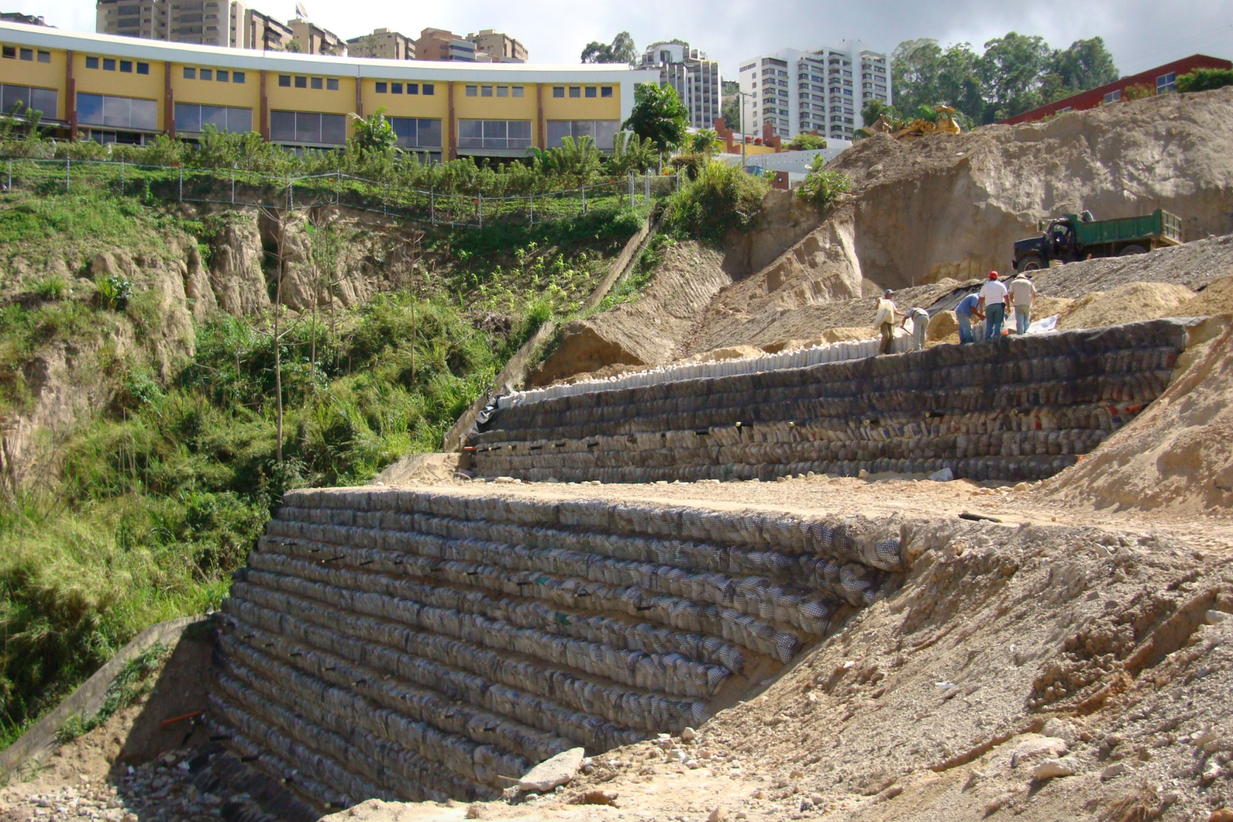￼￼Muros de Tierras Reforzadas consecutivos separados por bermas, construidos sobre quebrada existente en la Urb. Los Naranjos, Municipio El Hatillo, Edo. Miranda. 2007