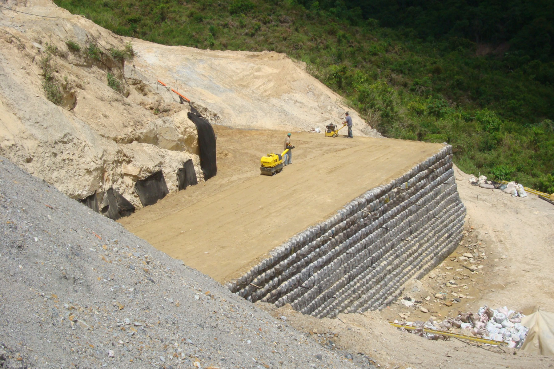 ￼Muro de Tierra Reforzada de 12 m de altura y 90° en su fachada con respecto a la horizontal. Edificio 2 Conjunto Residencial Casa de Campo, Edo. Miranda. 2008