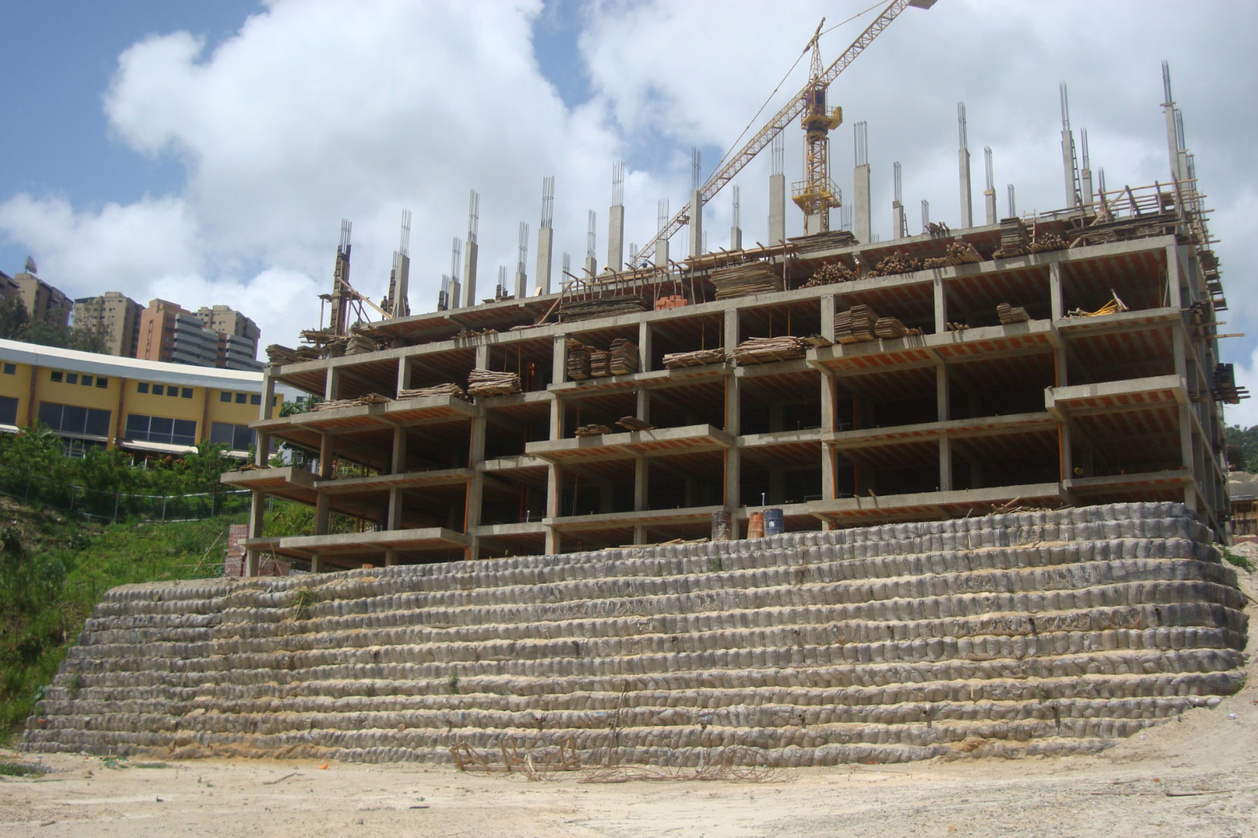 ￼Muro de Tierra Reforzada para estabilizar los cimientos del Edificio N° 1 del Conjunto Villa de Campo, Urb. Los Naranjos, Municipio El Hatillo. 2007