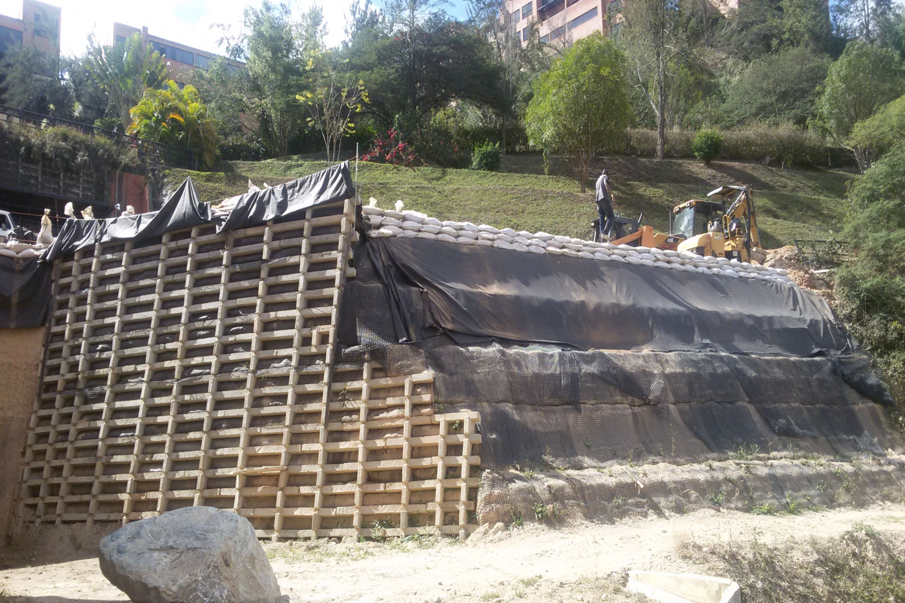 ￼￼Muro Mixto que combina la técnica de Muro Reforzado con fachada de formaletas prefabricadas de concreto, Urb. Casa de Campo, Municipio Baruta, Edo. Miranda. 2013