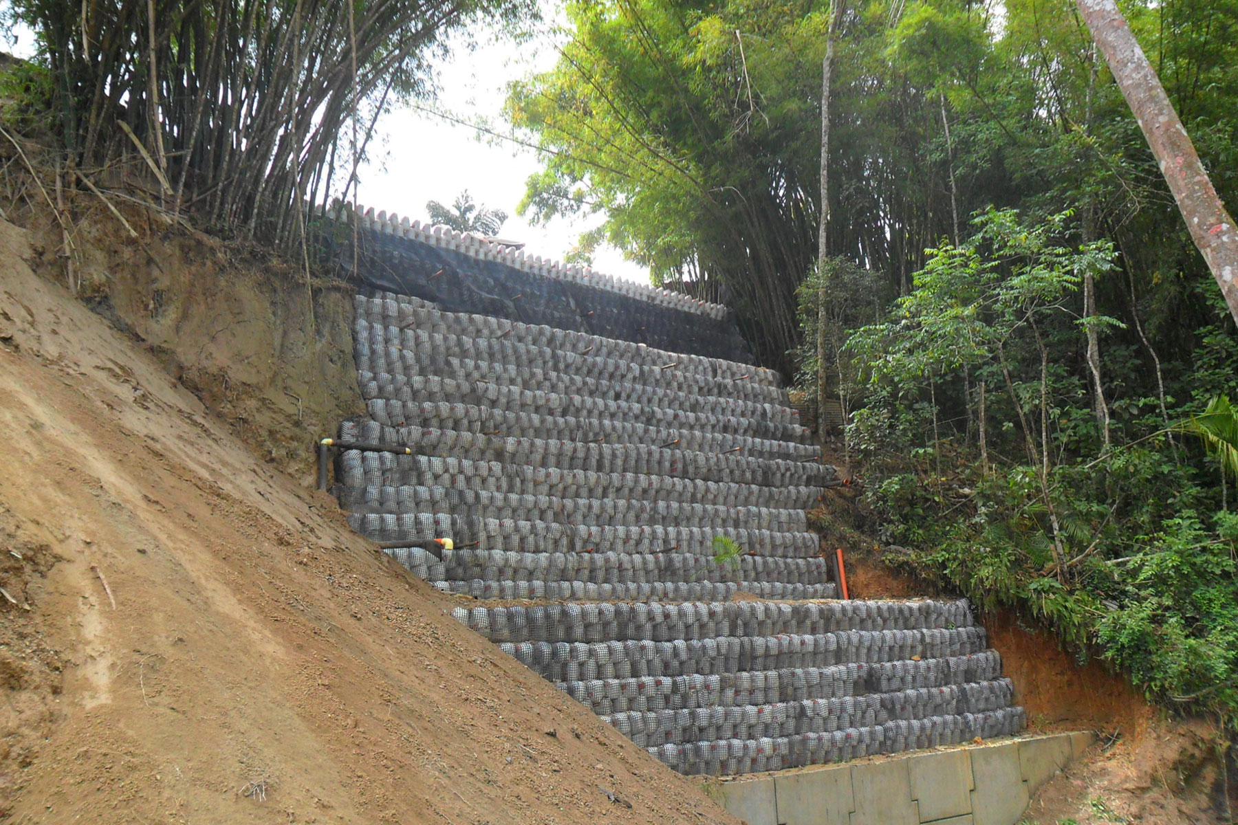 ￼Reconstrucción de falla de borde con Muro Mixto de 24 m de altura. Se combinaron los sistemas de Muro Reforzado y Muro de Tierra Armada en la base en Los Guayabitos, Municipio Baruta, Edo. Miranda. 2010