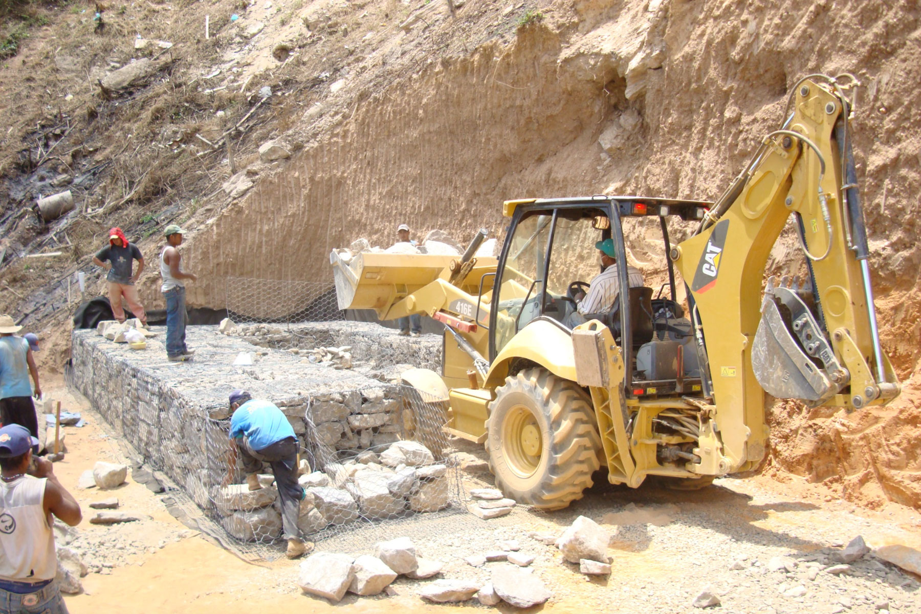 ￼￼Vista de la base de un Muro Mixto de Gavión y Tierra Reforzada construido para estabilizar una falla de borde en la vialidad de acceso de la etapa 5 del Desarrollo Habitacional Alto Verde, Los Teques, Edo. Miranda. 2007
