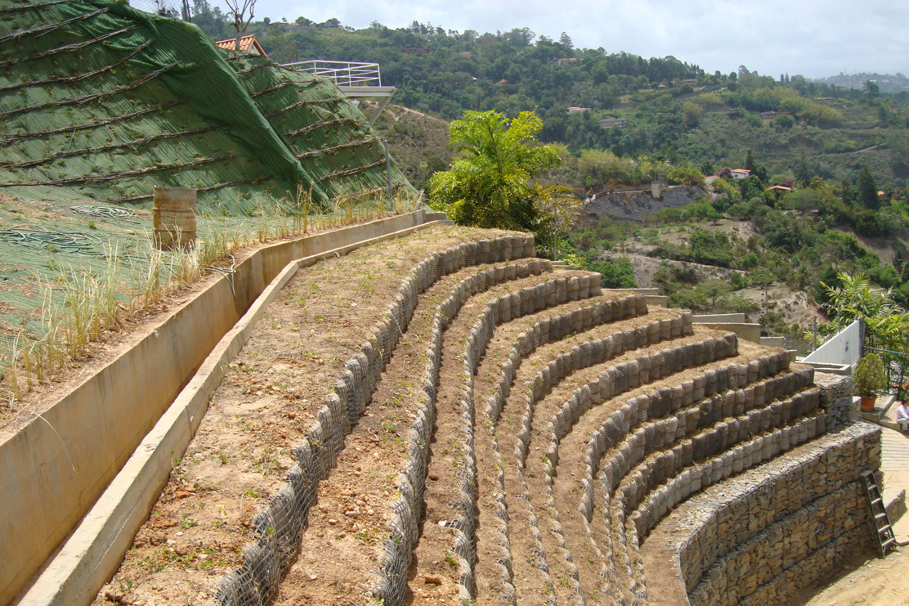 ￼Muro Mixto de Gavión Reforzado de 8 m de altura, construido para contener deslizamiento en vivienda ubicada en la Urb. Oripoto, Municipio El Hatillo, Edo. Miranda. 2009