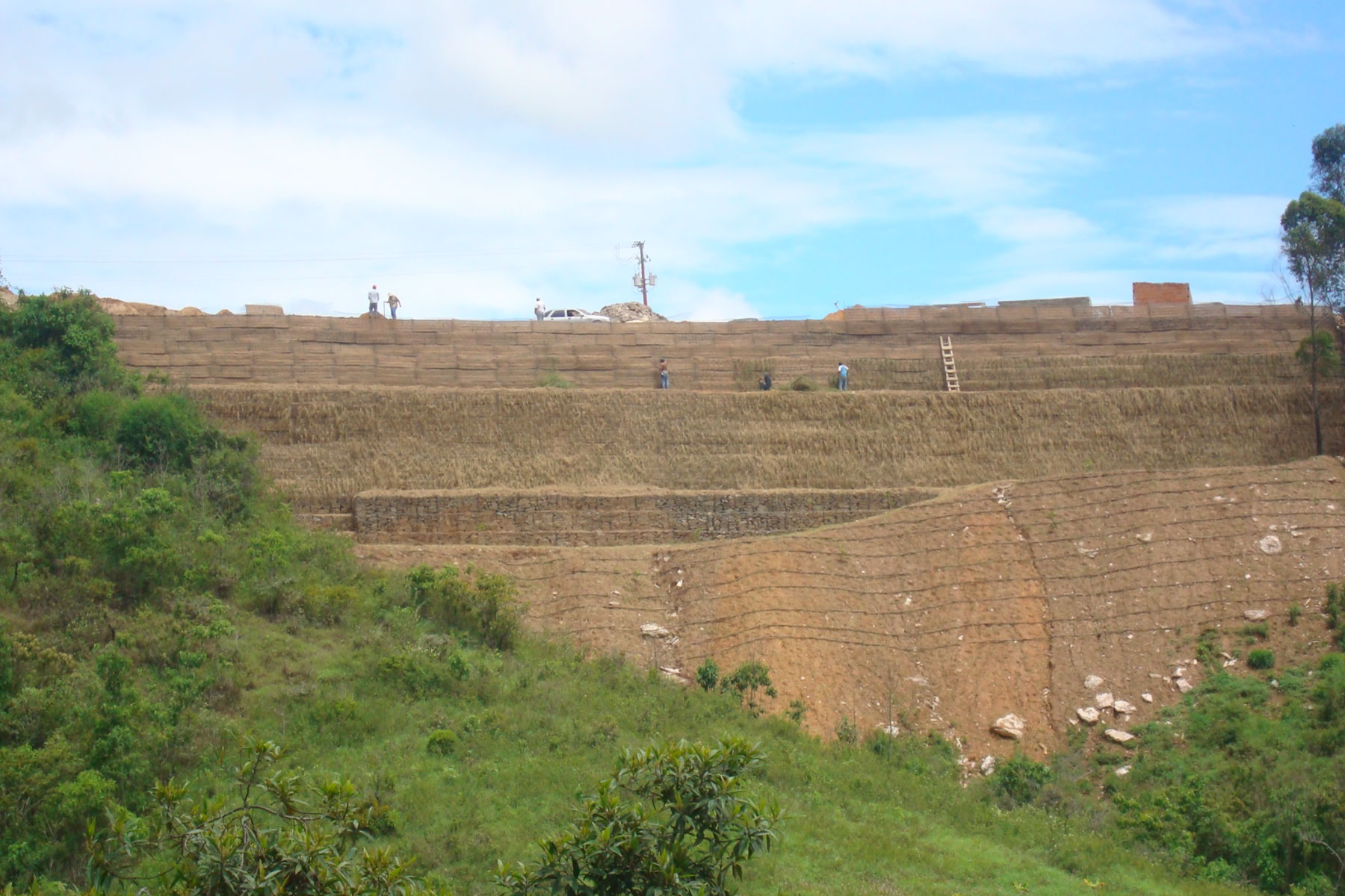 ￼￼Vista panorámica de un muro mixto de 13 m de altura, construido para estabilizar una falla de borde en la vialidad de acceso de la etapa 5 del Desarrollo Habitacional Alto Verde, Los Teques, Edo. Miranda. 2007
