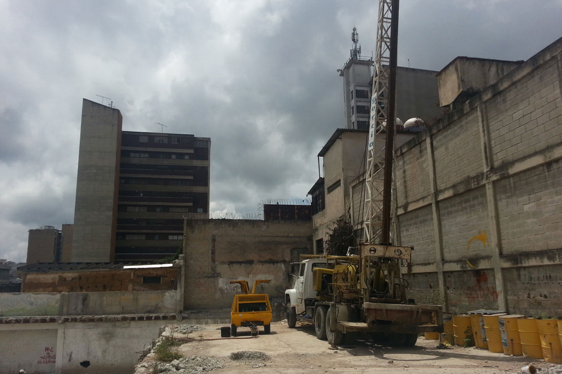 Hincado de pilotes de 20 m de profundidad y 1 m de diámetro, para las fundaciones de una edificación de La Fundación Propatria, Los Teques, 2014 Hincado de pilotes de 20 m de profundidad y 1 m de diámetro, para las fundaciones de una edificación de La Fundación Propatria, Los Teques, 2014