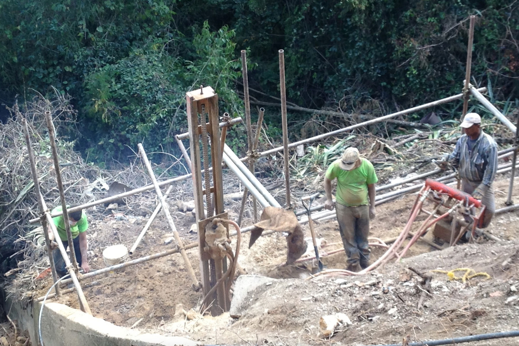 Perforación de cortina de micropilotes de 20 m de profundidad , para estabilizar con pantalla atirantada una falla de borde en la Urb. Colinas del Tamanaco, Municipio Baruta. 2014 Perforación de cortina de micropilotes de 20 m de profundidad , para estabilizar con pantalla atirantada una falla de borde en la Urb. Colinas del Tamanaco, Municipio Baruta. 2014