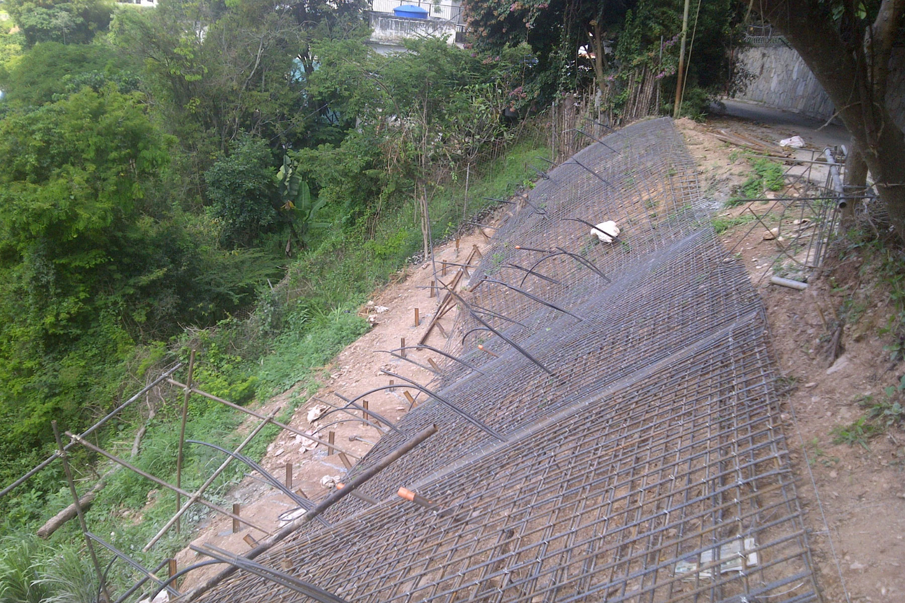 Cortina de micropilotes de 15 m de profundidad , para estabilizar con pantalla atirantada una falla de borde en la Urb. Los Campitos, Municipio Baruta. 2011 Cortina de micropilotes de 15 m de profundidad , para estabilizar con pantalla atirantada una falla de borde en la Urb. Los Campitos, Municipio Baruta. 2011