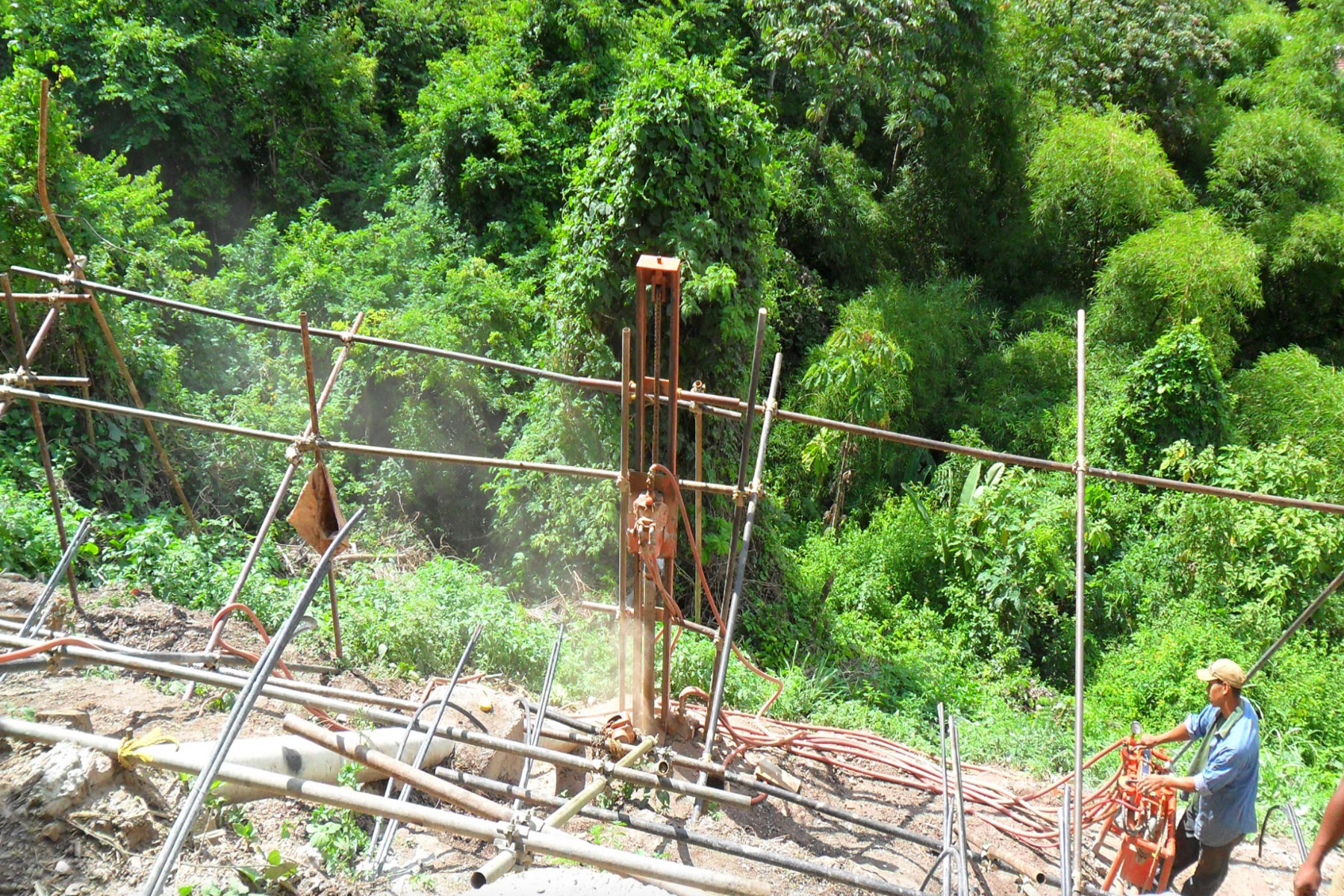 Perforación de cortina de micropilotes de 15 m de profundidad , para estabilizar con pantalla atirantada una falla de borde en la Urb. Los Campitos, Municipio Baruta. 2011 Perforación de cortina de micropilotes de 15 m de profundidad , para estabilizar con pantalla atirantada una falla de borde en la Urb. Los Campitos, Municipio Baruta. 2011