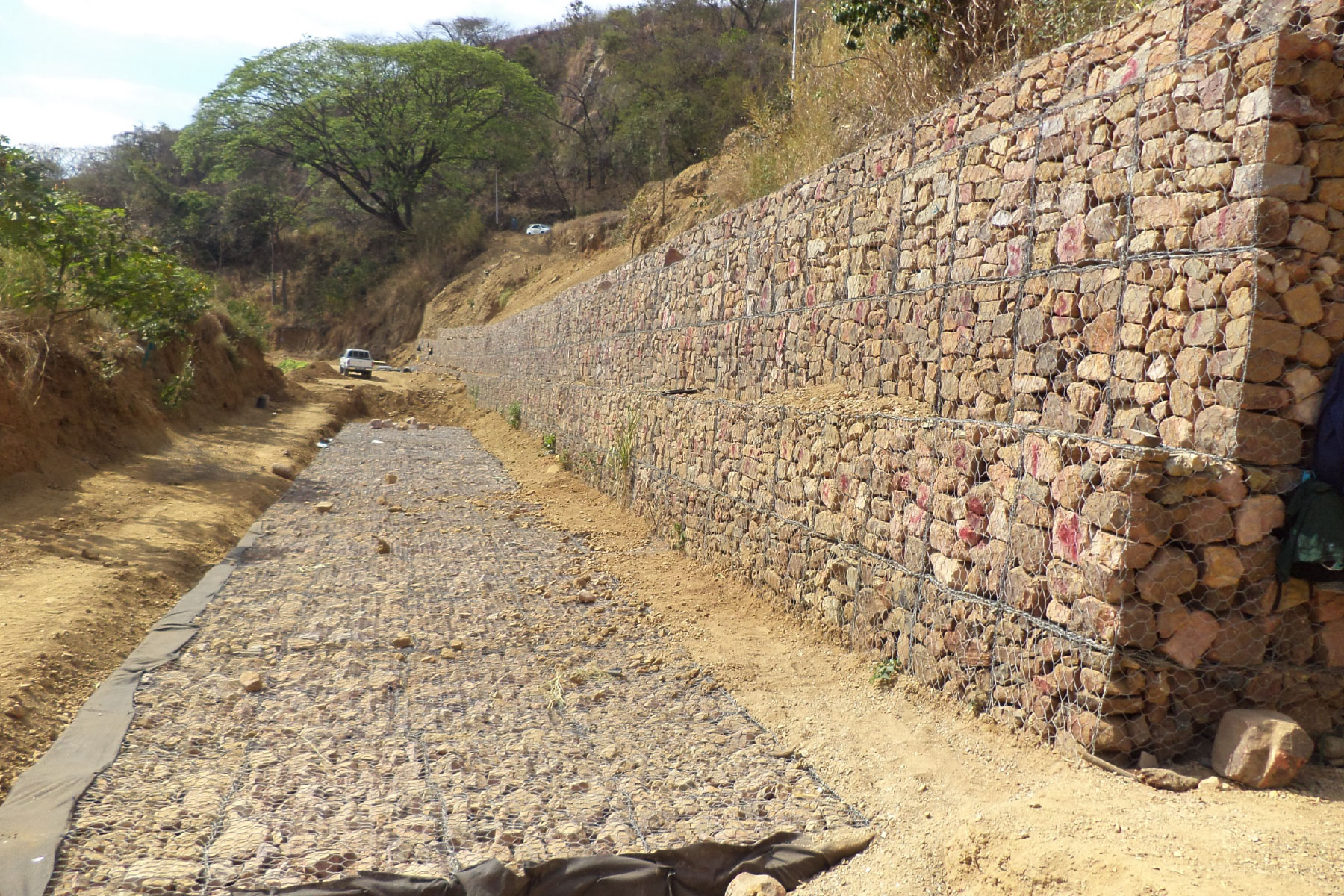￼Muro de Gavión de 130 m de largo y 10 m de altura para estabilizar la Troncal 005 ubicada en Tinaco, Edo. Cojedes. 2015
