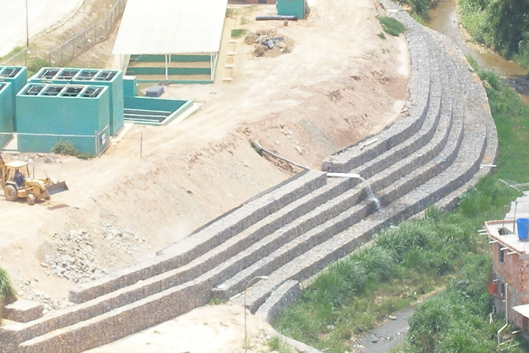 ￼Muro de Gavión Reforzado con geomallas Ecogreen, para controlar la erosión de la margen derecha del Río San Pedro donde está ubicada la planta de tratamiento del Desarrollo Habitacional Alto Verde, Los Teques, Edo. Miranda. 2007