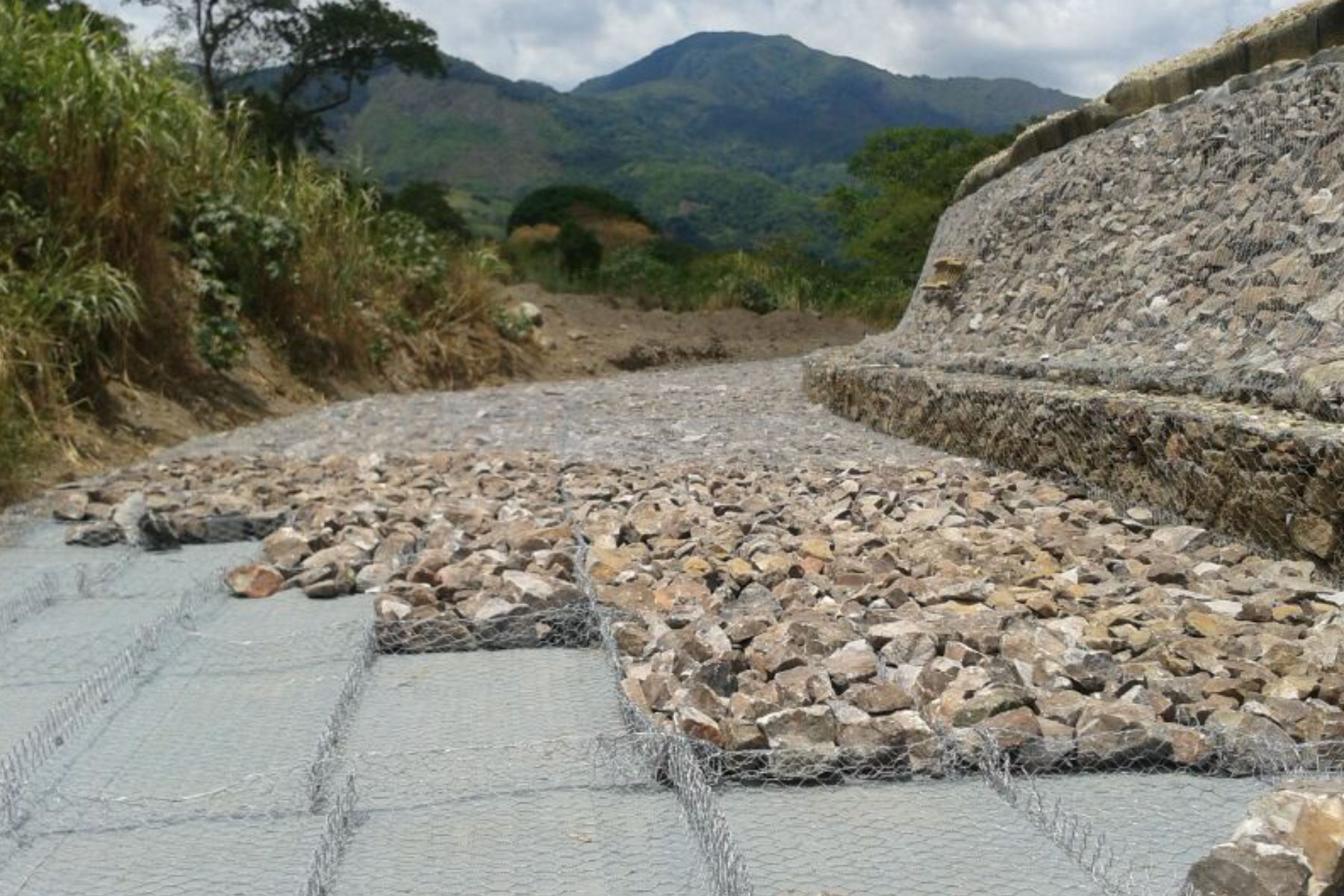 ￼￼￼
￼Protección con enrocado y gaviones ECOGREEN de Terraplén Reforzado de 600 m de largo y 6 m de alto, construido para proteger contra inundaciones del Río Castan al Centro Hospitalario del Seguro Social, Valera. Edo. Trujillo. 2012