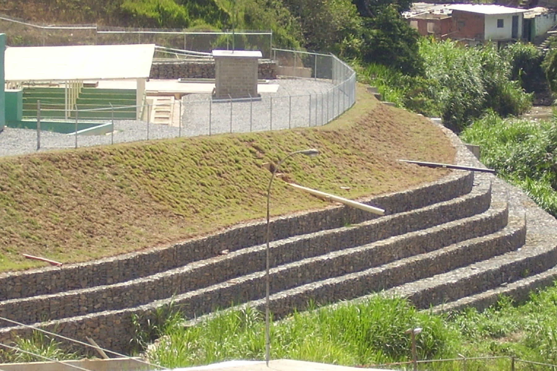 ￼Muro de Gavión de 6 m de altura, para proteger la planta de tratamiento ubicada en la margen derecha del Río San Pedro, en el Desarrollo Habitacional Alto Verde, Los Teques, Edo. Miranda. 2006