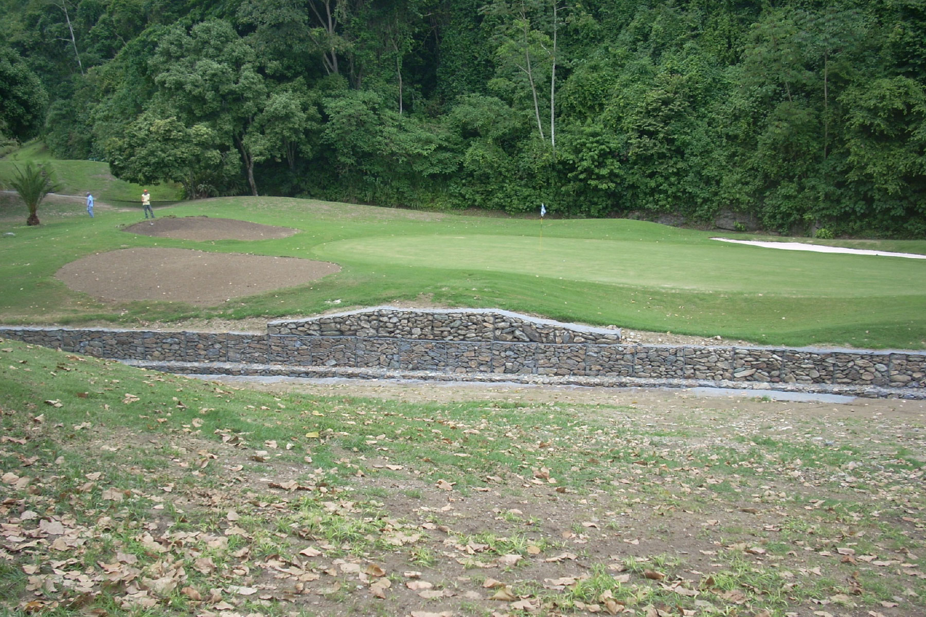 ￼Muro de Gavión para controlar la erosión y proteger las márgenes de la quebrada Izcaragua, en el Campo de Golf del Club Izcaragua. Mampote. Edo. Miranda. 2009