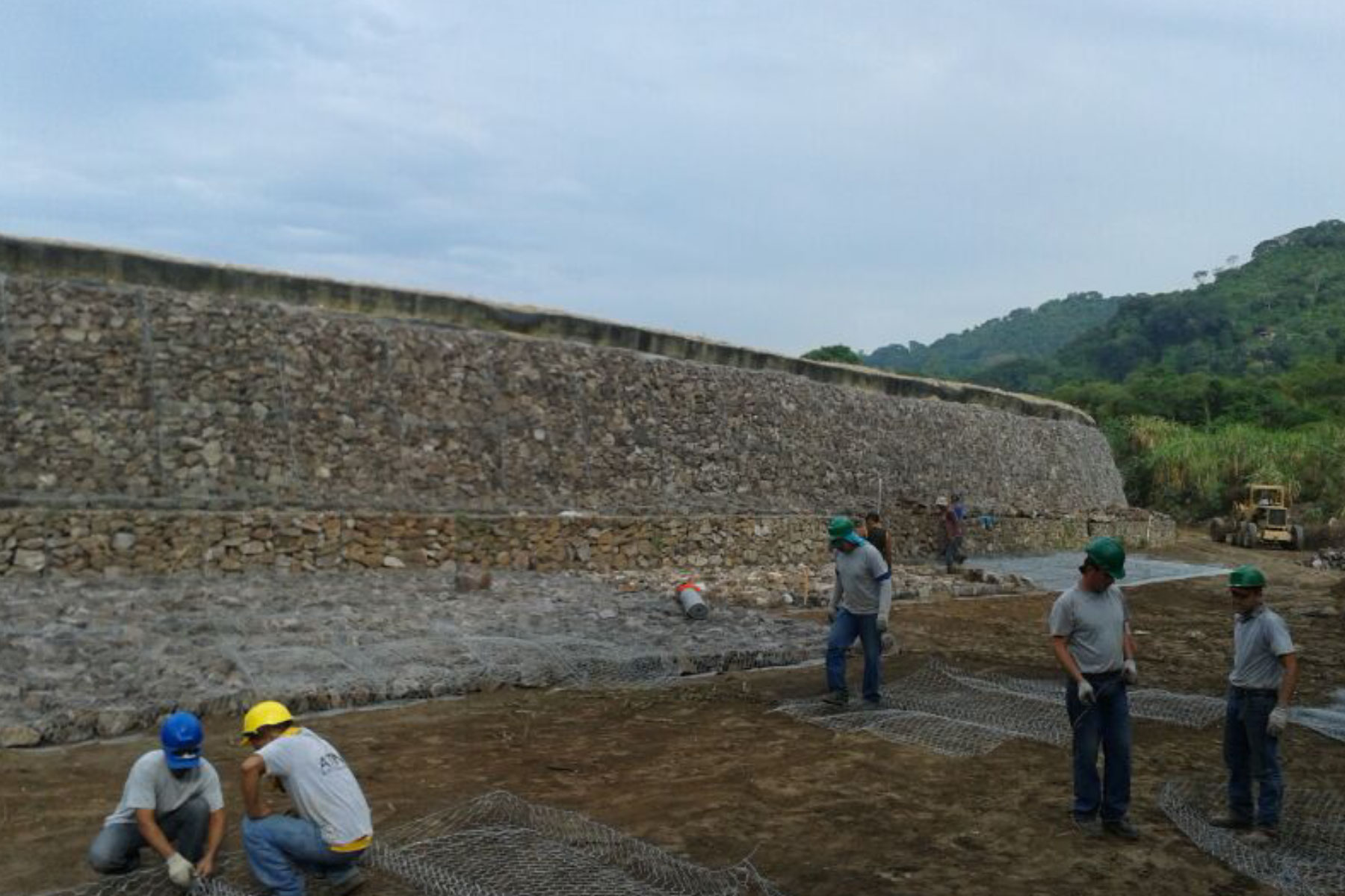 ￼￼Protección con enrocado y gaviones ECOGREEN de Terraplén Reforzado de 600 m de largo y 6 m de alto, construido para proteger contra inundaciones del Río Castan al Centro Hospitalario del Seguro Social, Valera. Edo. Trujillo. 2012