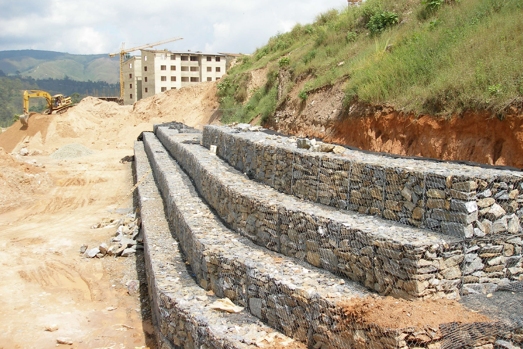 ￼￼Vista de la Base de un Muro de Gavión Reforzado de 25 m de altura. Desarrollo Habitacional Alto Verde, Los Teques, Edo. Miranda. 2006