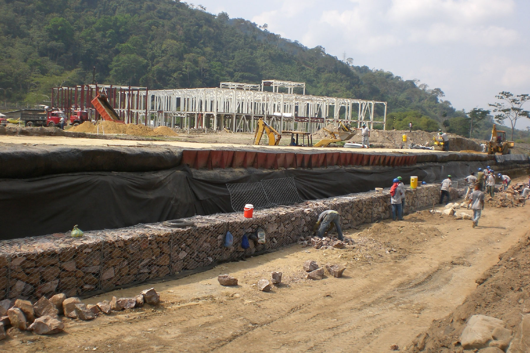 ￼Protección del Terraplén Reforzado de 600 m de largo con gaviones metálicos ECOGREEN, ubicado en la margen derecha del Río Castan, Edo. Trujillo. 2012