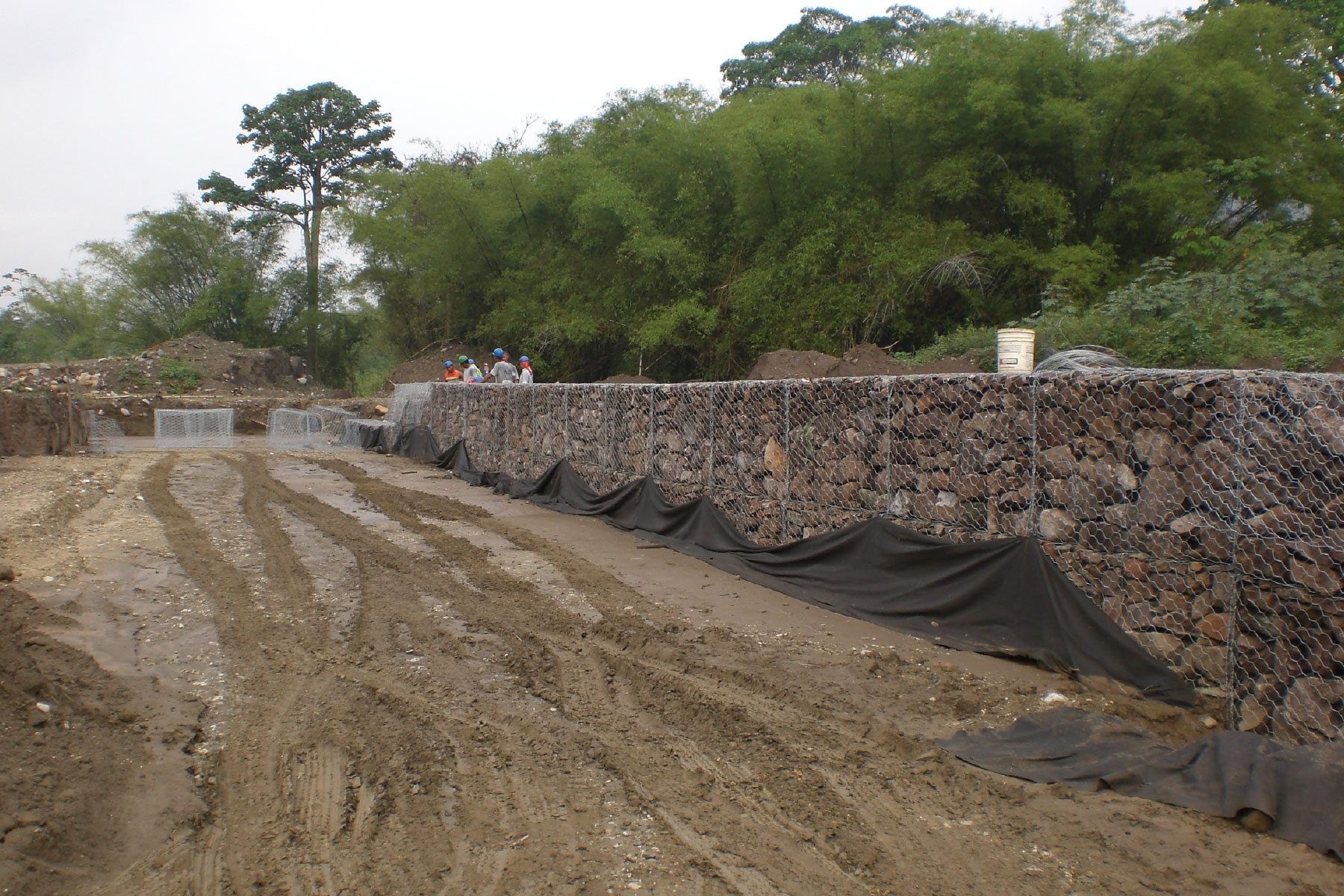￼Terraplén Reforzado de 600 m de largo y 6 m de alto construido para proteger contra inundaciones al Centro Hospitalario del Seguro Social, construido al lado de la margen derecha del Río Castan, Edo. Trujillo. 2012