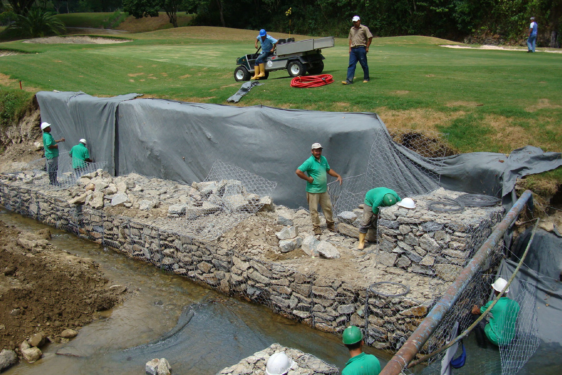 ￼Control de Erosión con Muros de Gavión en las márgenes del Río que atraviesa los Campos de Golf en Izcaragua Country Club, Guarenas, Edo. Miranda. 2009