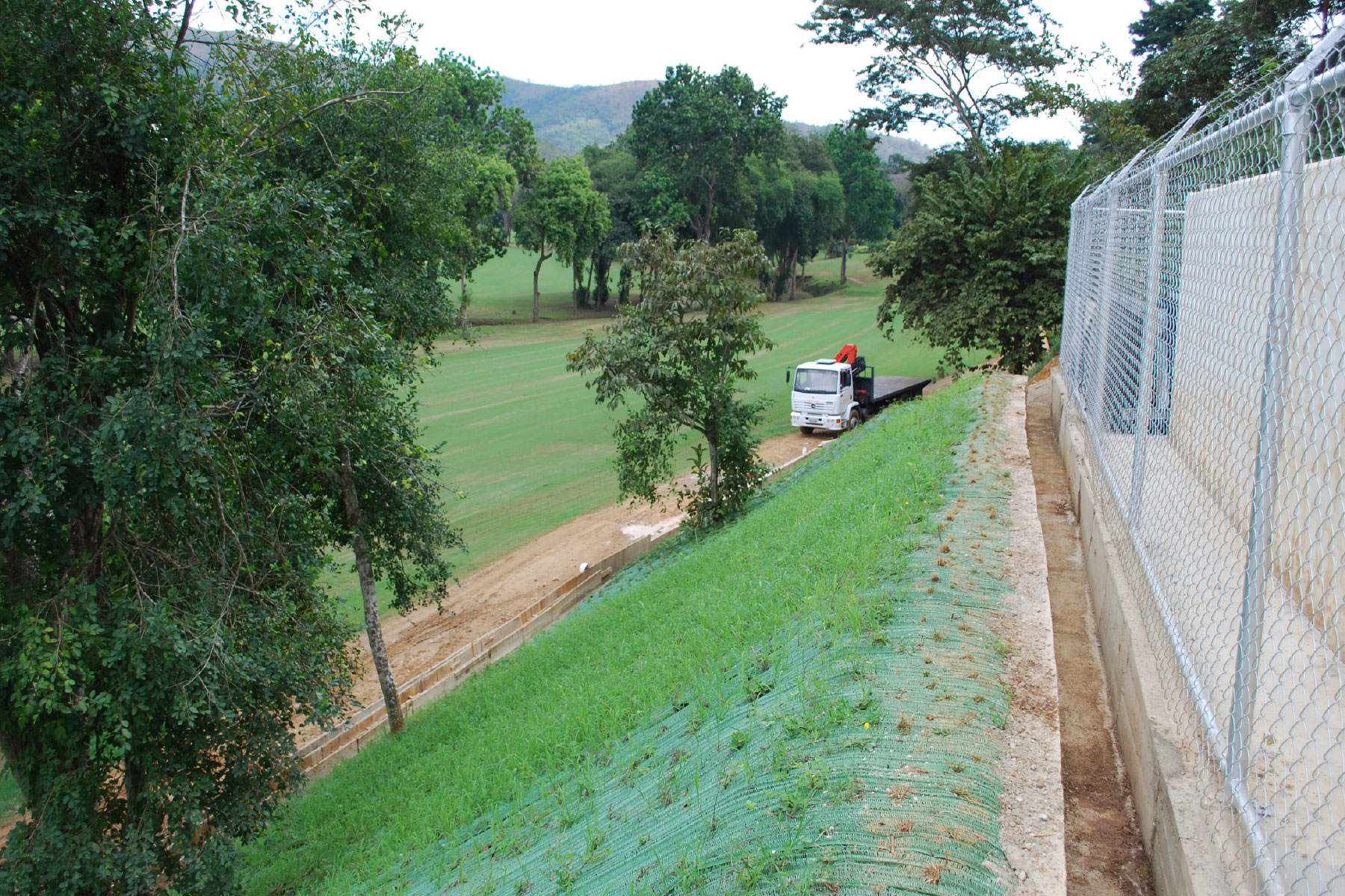 ￼￼Estabilización de taludes con geomantas verdes ECOGREEN y geomallas metálicas fijadas con anclajes pasivos. En el campo de golf del Club Guataparo Golf Club. Valencia. Estado Carabobo. 2011