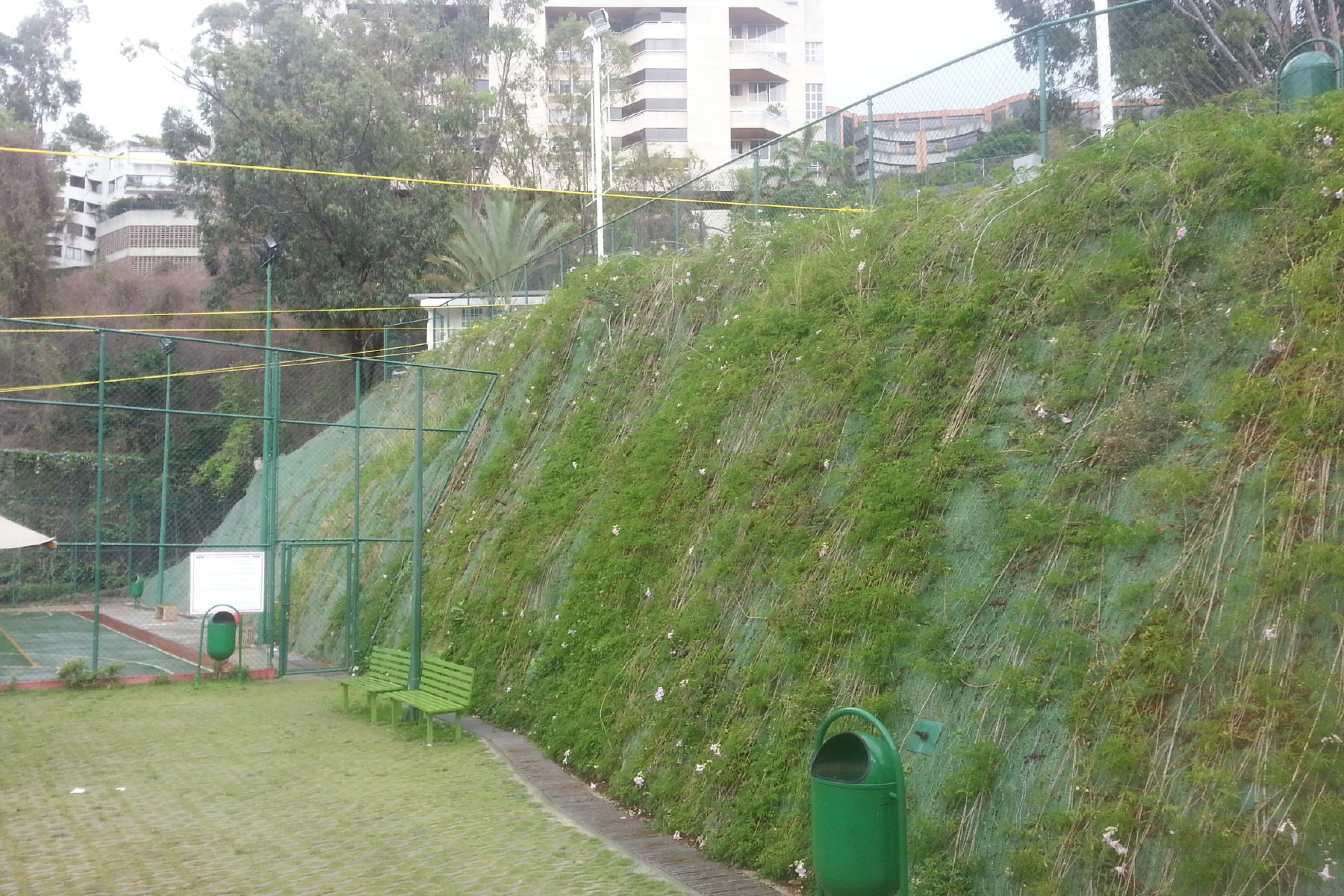 ￼Estabilización de talud de 10 m de altura y pendiente pronunciada, sistema de geomantas verdes y geomallas metálicas ECOGREEN con anclajes pasivos. Valle Arriba Athletic Club, Municipio Baruta. 2011