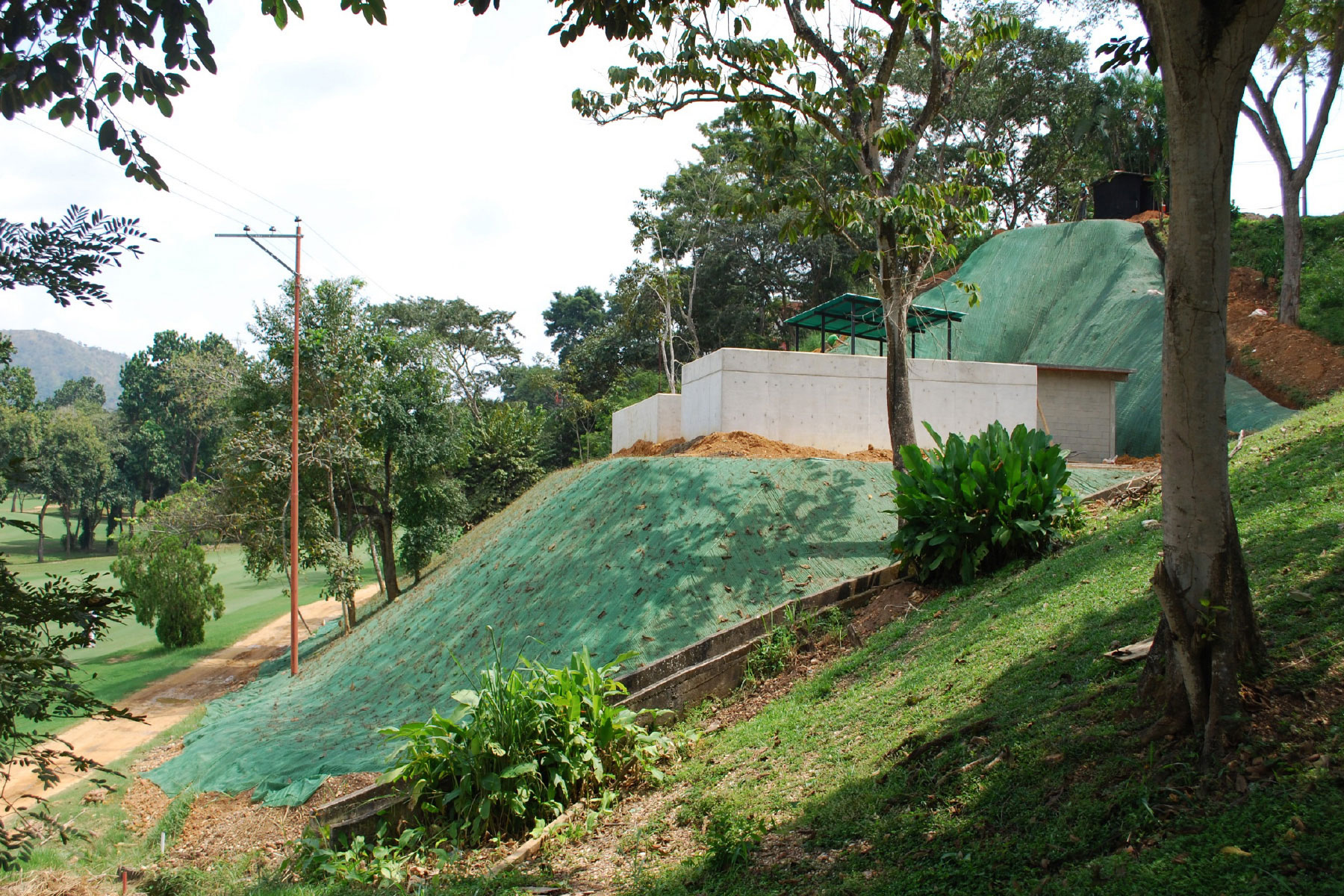 ￼Estabilización de taludes con geomantas verdes ECOGREEN y geomallas metálicas fijadas con anclajes pasivos. En el campo de golf del Club Guataparo Golf Club. Valencia. Estado Carabobo. 2011