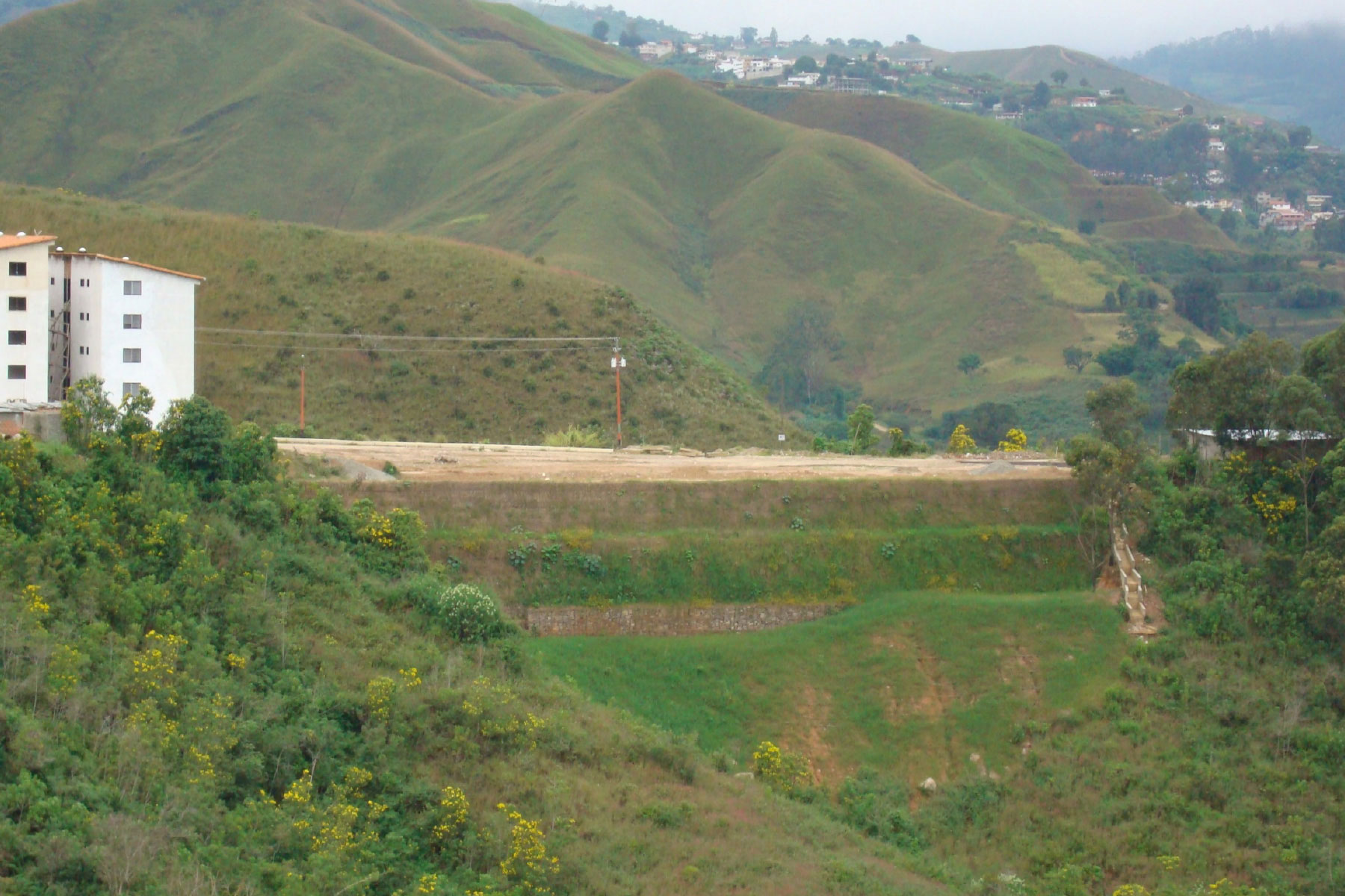 ￼Reforestación de muro reforzado de 12 m de altura, estabilizado con geomallas de refuerzo ECOGREEN, ubicado en La Etapa 5 de La Urb. Alto Verde, Los Teques. Edo. Miranda. 2008