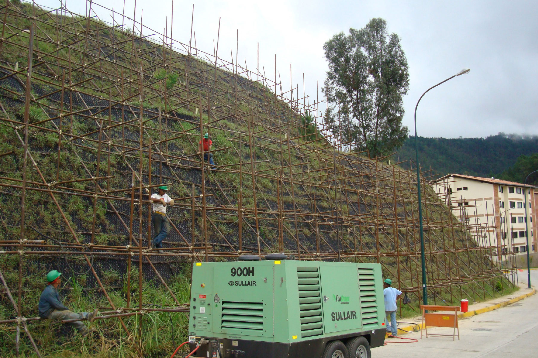 ￼￼Estabilización de talud de 26 m de altura y pendiente pronunciada, sistema de geomantas sintéticas y geomallas metálicas ECOGREEN con anclajes pasivos. Desarrollo Habitacional Bosque Valle. Distrito Capital. 2007