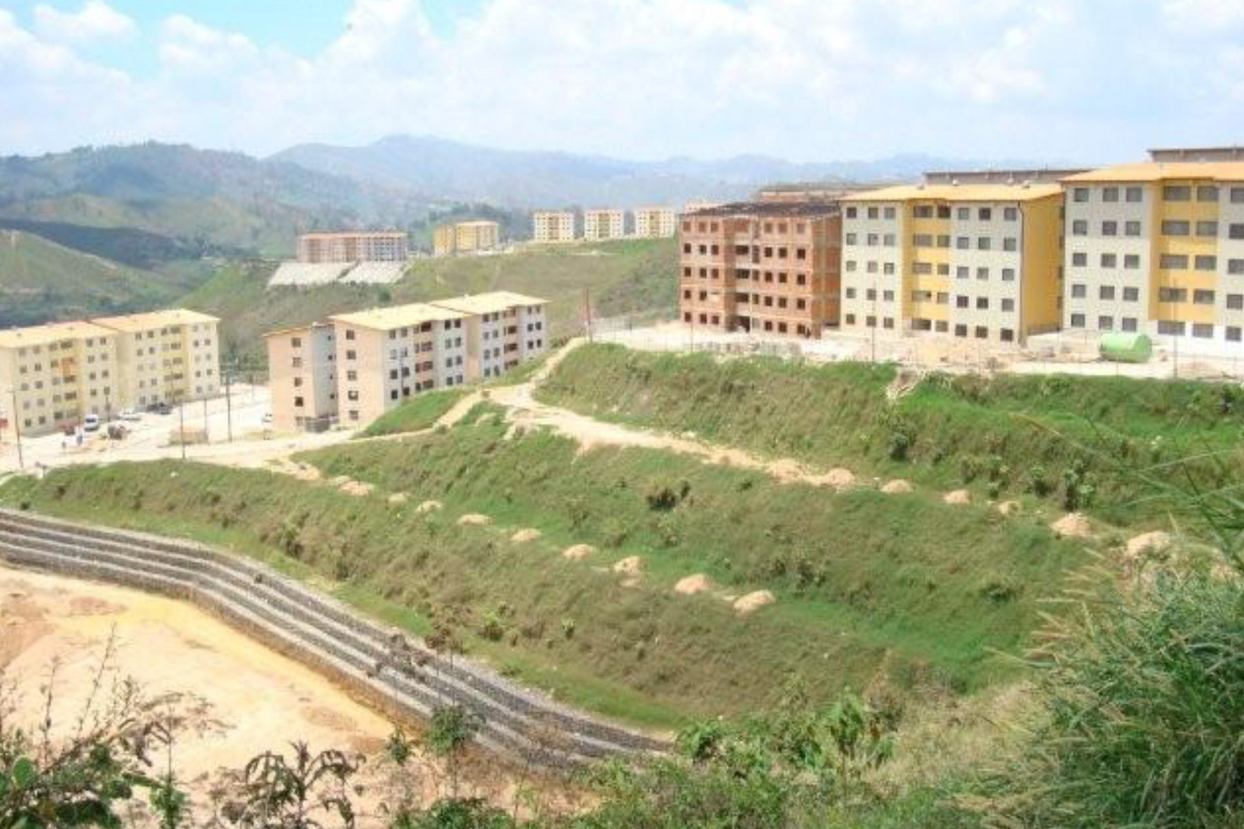 ￼￼Terraplén de Tierra Reforzada de 24 m de altura, constituidos por 3 taludes reforzados de 6 m cada uno y una base de Muro de Gavión de 6 m en la Urb. Alto Verde, Los Teques, Edo. Miranda. 2005