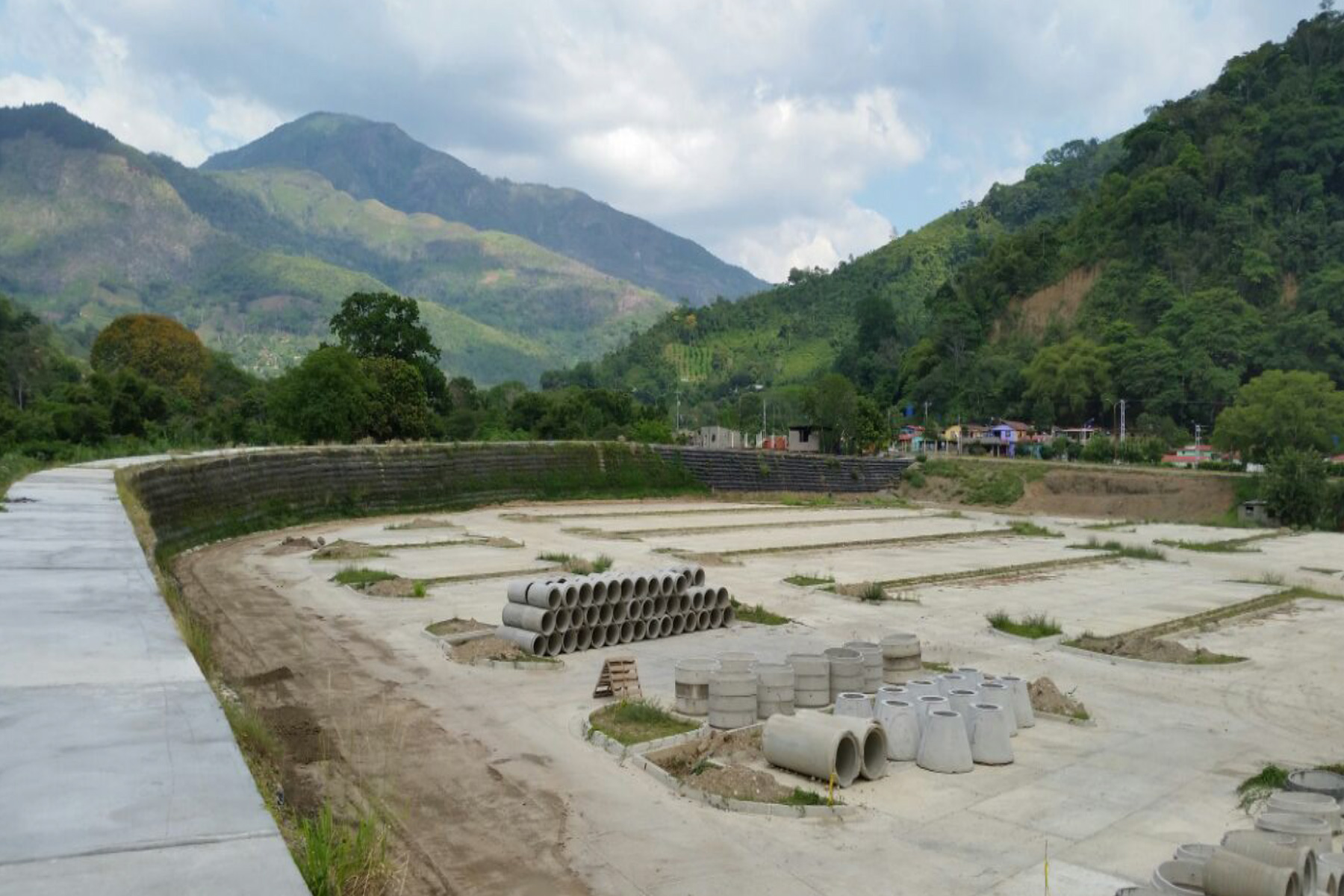 ￼￼Terraplén de 6,00 m de altura y 600 m de largo, para reforzar la margen izquierda del Río Castán ubicado en Valera, Edo. Trujillo, 2012.