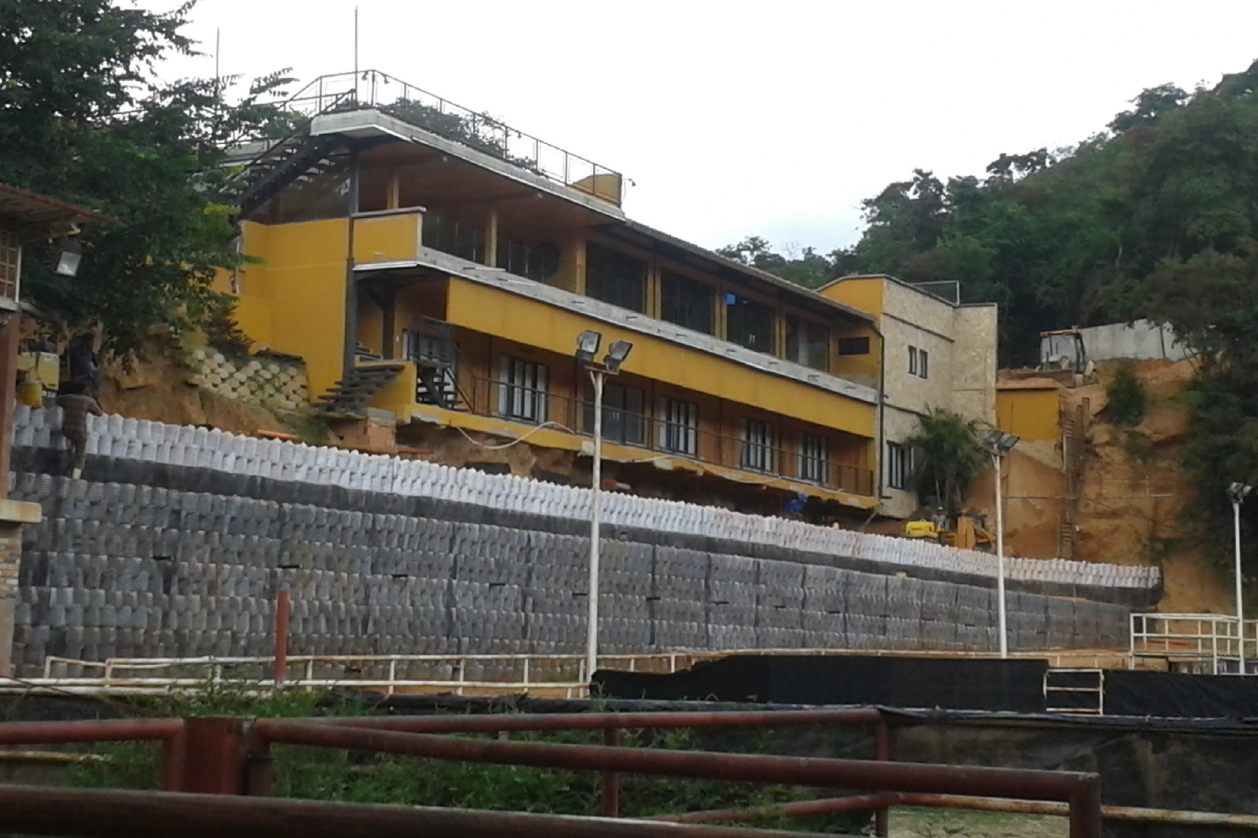 ￼￼Muro de Tierra Reforzada de 8 m de altura, para la construcción de jardines y áreas sociales de la Hacienda Canta Claro ubicada en Paracotos, Edo. Miranda. 2017