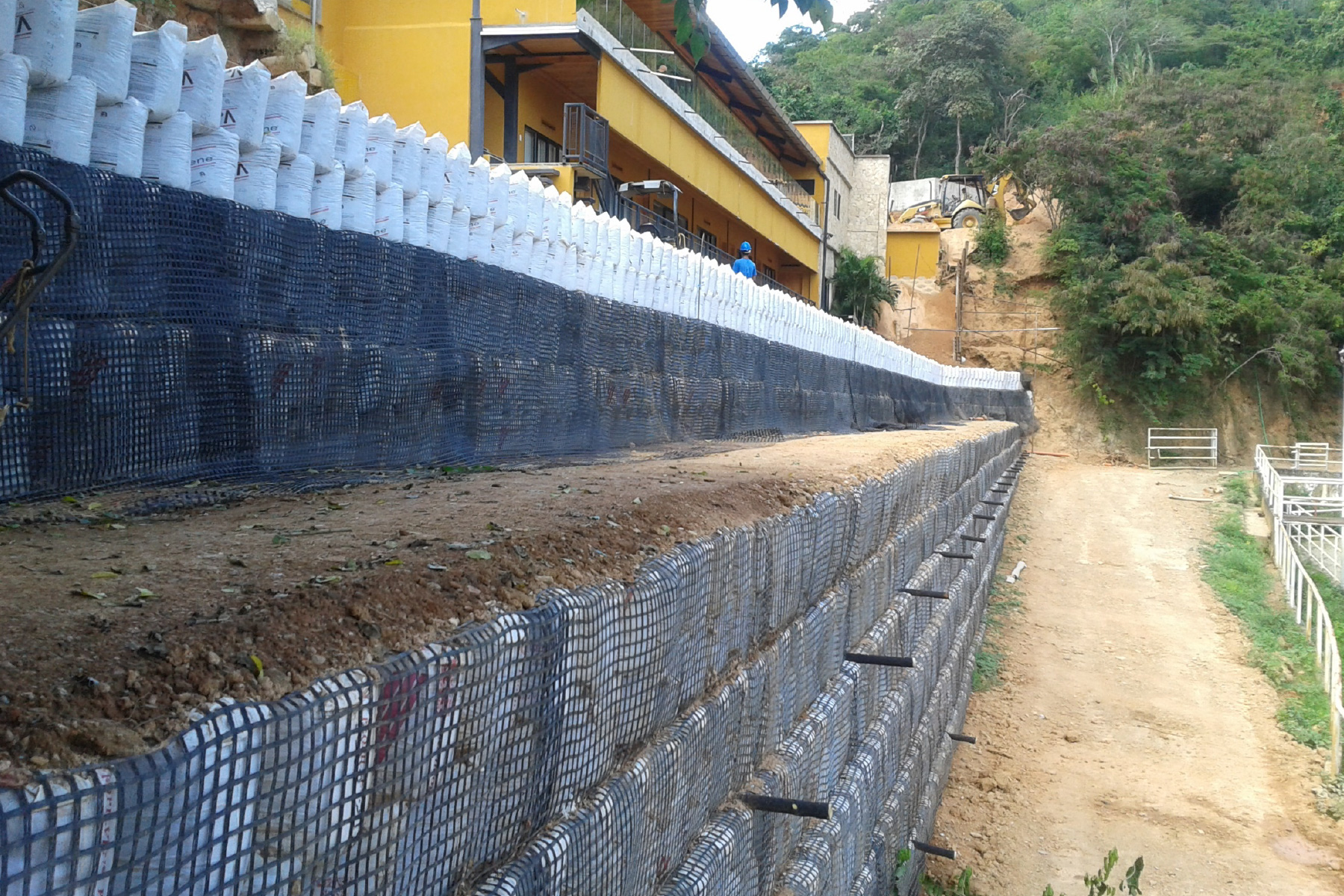 ￼Muro Reforzado de 8 m de altura y 120 m de largo, para la construcción de los jardines y las áreas sociales de la finca Canta Claro, ubicada en Paracotos, Edo. Miranda. 2017