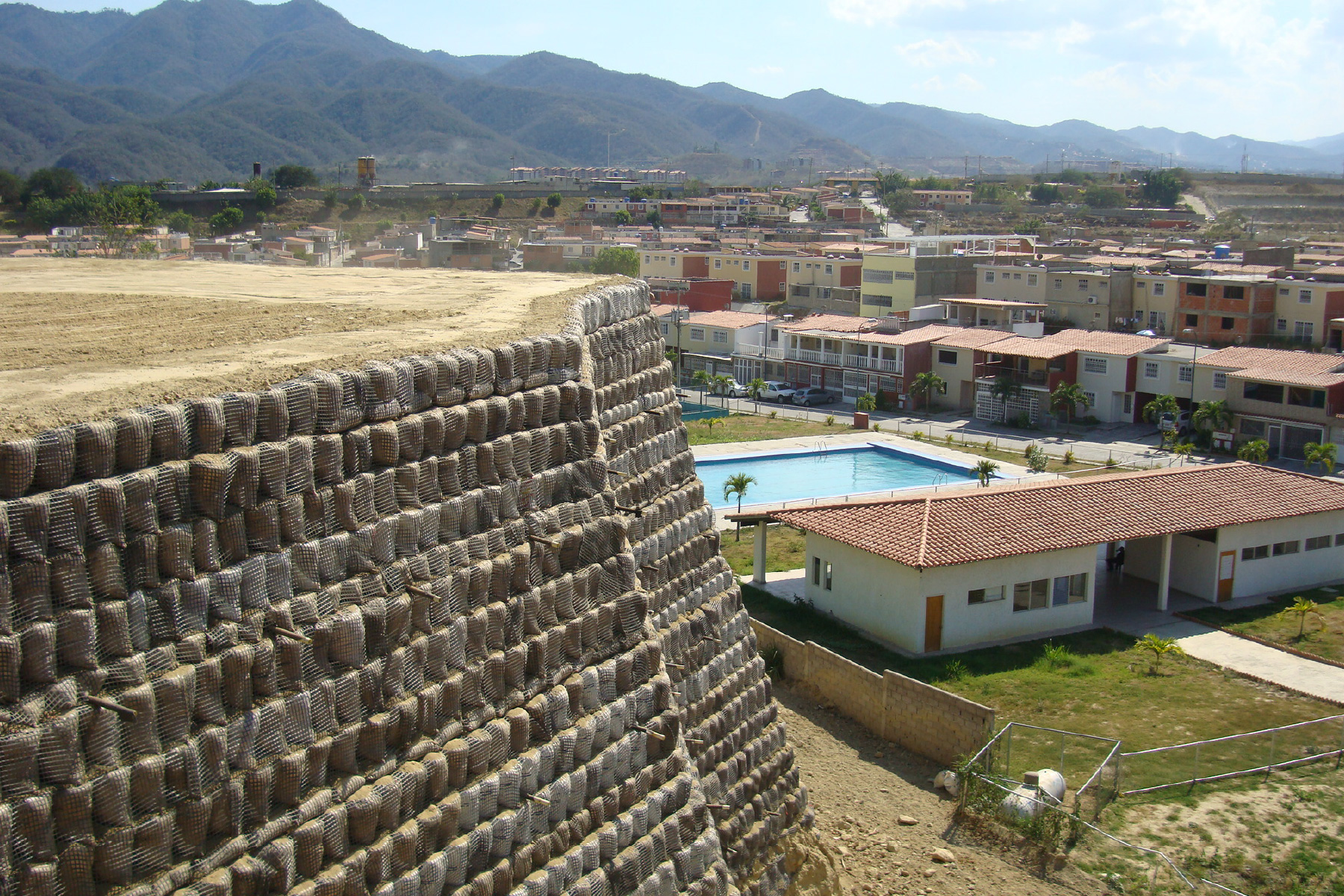 ￼Terraplén de Tierra Reforzada para generar superficies planas para la construcción de Conjunto Residencial de la Misión Vivienda, Edo. Miranda. 2008