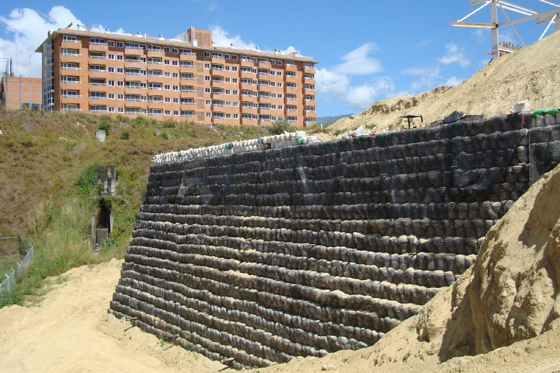 ￼Talud de Tierra Reforzada construido para ampliar estacionamiento de carga pesada del almacén industrial de Diageo en Guarenas Edo. Miranda, 2008