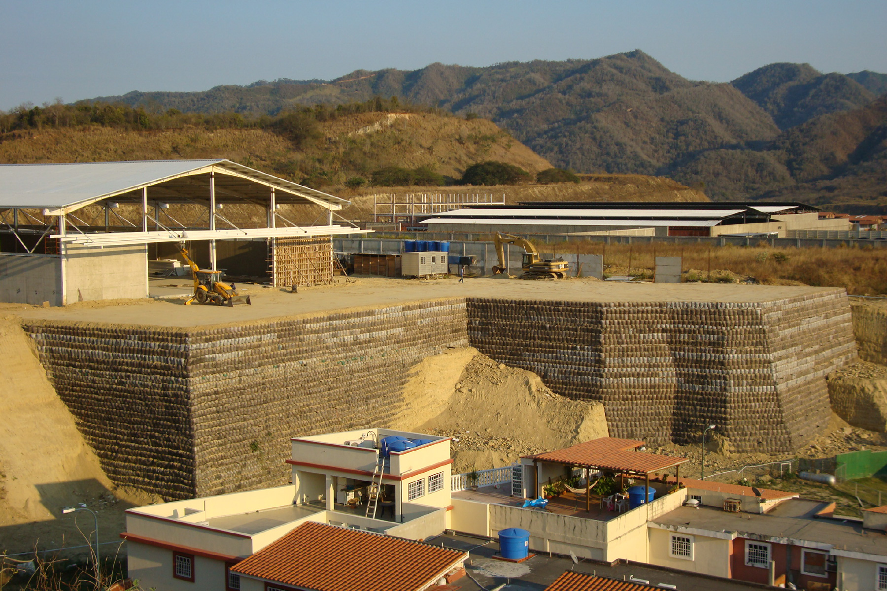 ￼￼Terraplén de Tierra Reforzada de 14 m de altura, para generar patio de maniobras de Complejo Industrial de Guatire Edo. Miranda. 2008
