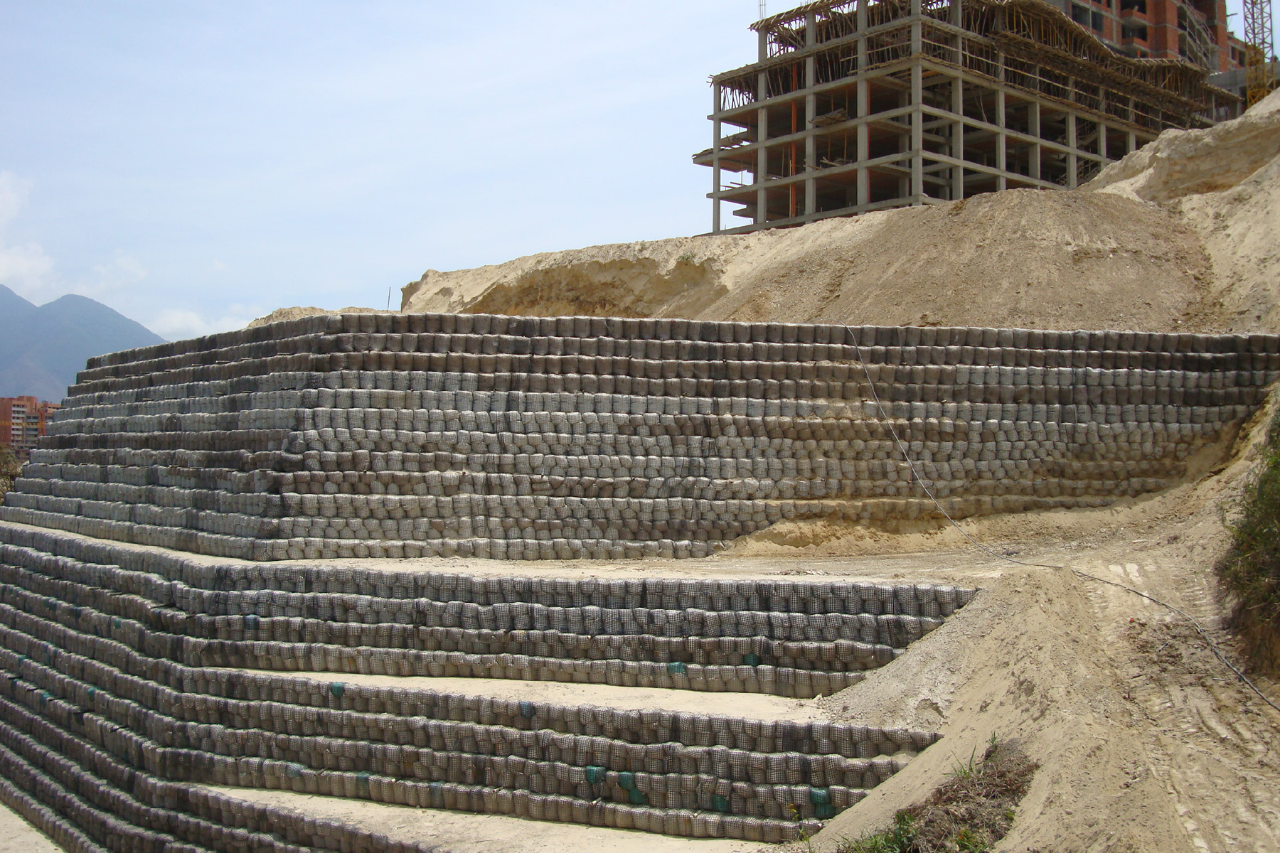 ￼￼Taludes de Tierras Reforzadas consecutivos separados por bermas, construidos sobre quebrada existente en la Urb. Los Naranjos, Municipio El Hatillo, Edo. Miranda. 2008