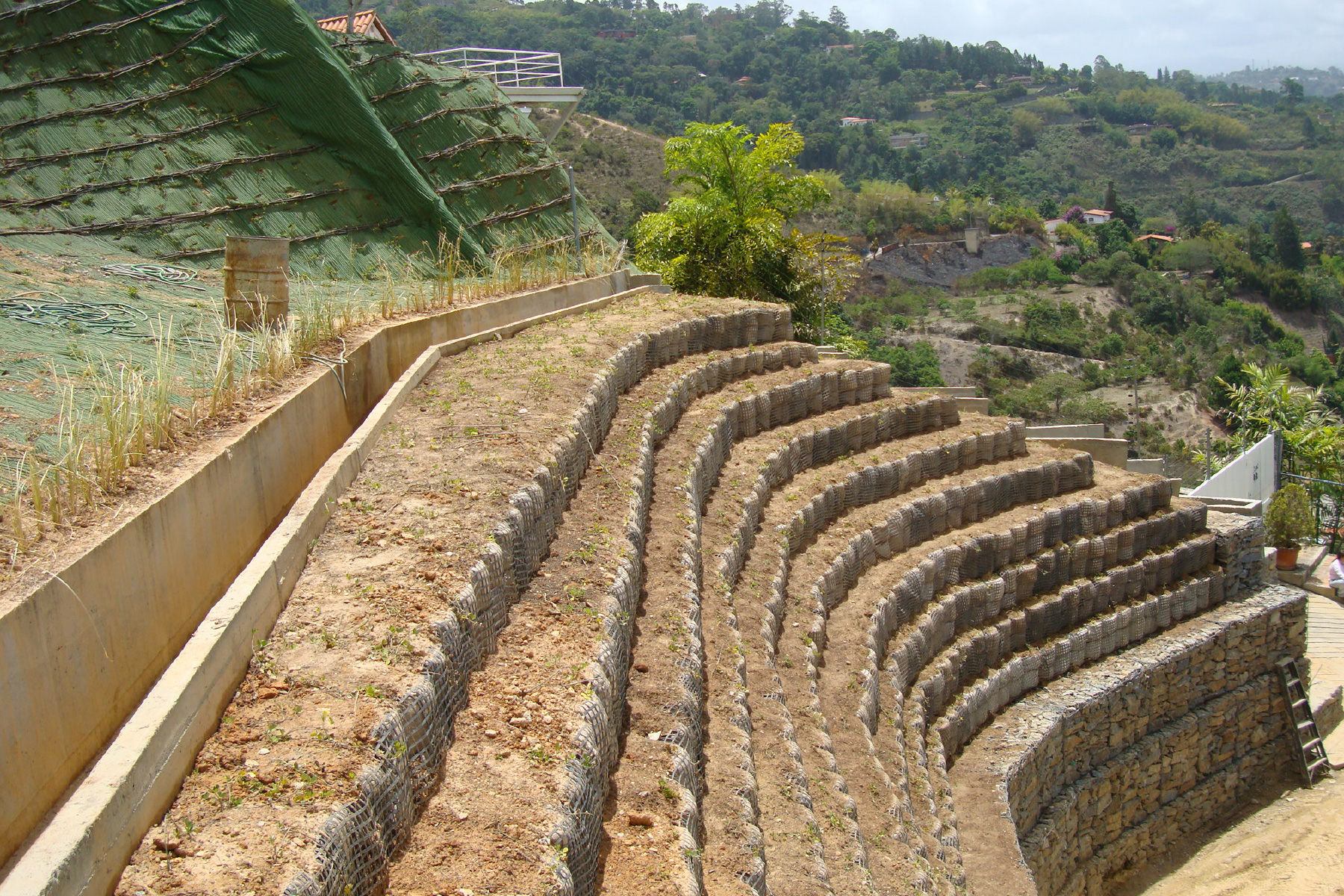 ￼Talud de Tierra Reforzada de 8 m de altura, construido para contener deslizamiento en vivienda unifamiliar en la Urb Oripoto, Municipio El Hatillo, Edo. Miranda. 2009