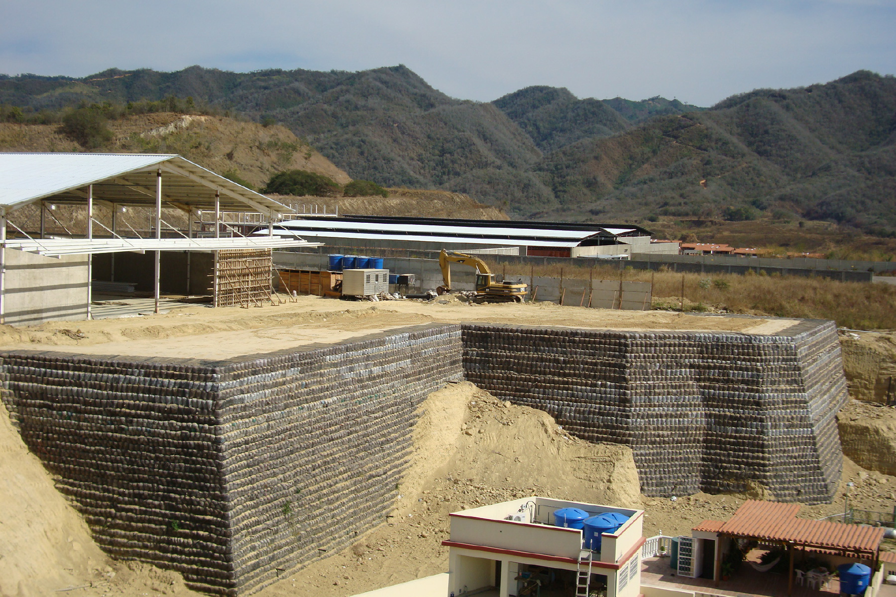 ￼Talud de Tierra Reforzada de 14 m de altura, para generar patio de maniobras de Complejo Industrial de Guatire, Edo. Miranda. 2008