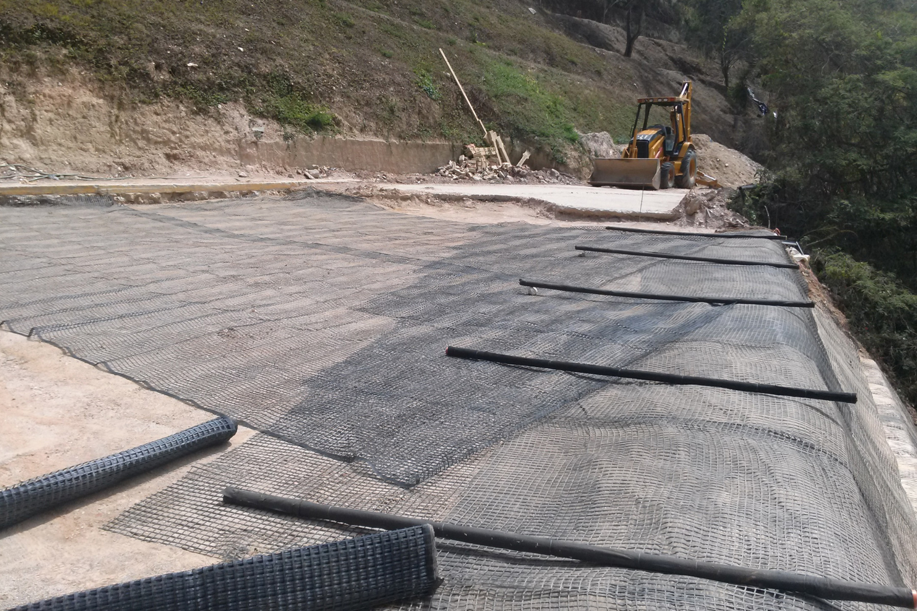 ￼￼Instalación de sistema de subdrenaje con geodrenes de 2” , para evacuar eficientemente las aguas infiltradas en un mur de tierra reforzada que constituye el estacionamiento del Conjunto Residencial Casa de Campo. Baruta. 2016