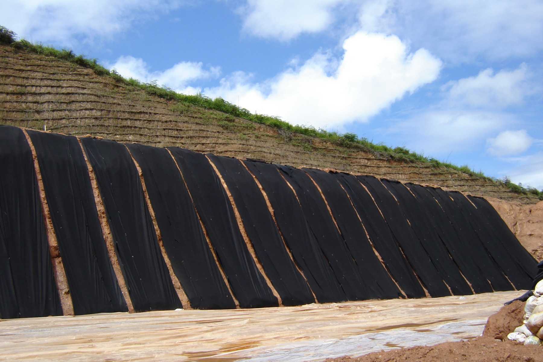 ￼Paneles de drenaje planar para intersectar las aguas infiltradas en el talud que sustenta el tanque de agua del Desarrollo Habitacional Alto Verde, Los Teques, Edo. Miranda. 2005