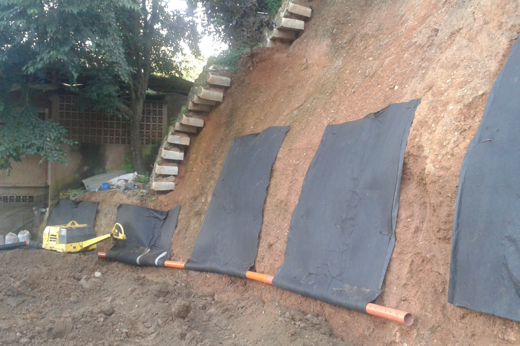 ￼￼Sistema de dren planar para captar el agua infiltrada en la espalda de Muro Reforzado de 8 m de altura y 120 m de largo, Hacienda Canta Claro, ubicada en Paracotos, Edo. Miranda. 2017