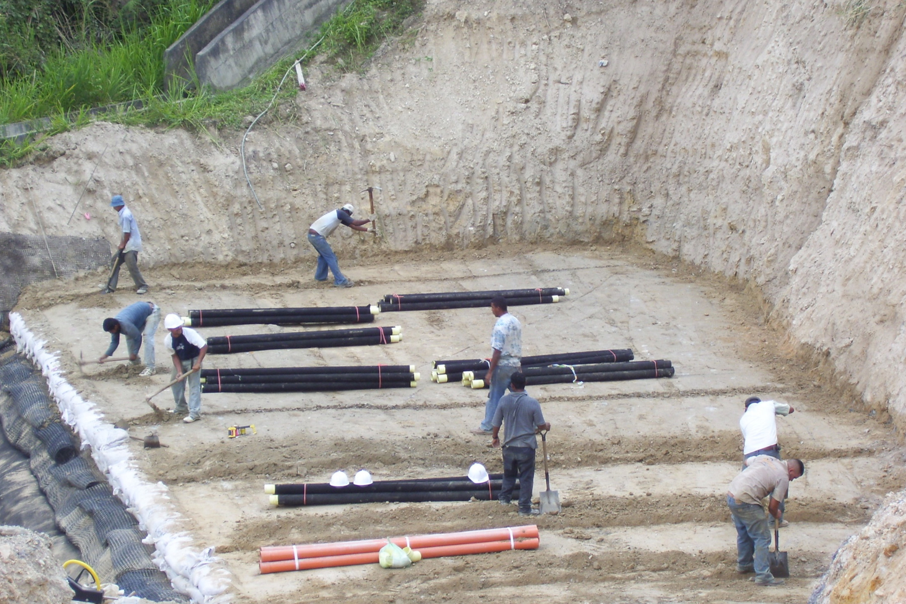 ￼￼￼Instalación de sistema de subdrenaje con geodrenes de 2” de diametro, para evacuar las aguas infiltradas en un muro d tierra reforzada construido en el Conjunto Residencial Villa de Campo. Urb. Los Naranjos. El Hatillo. 2008