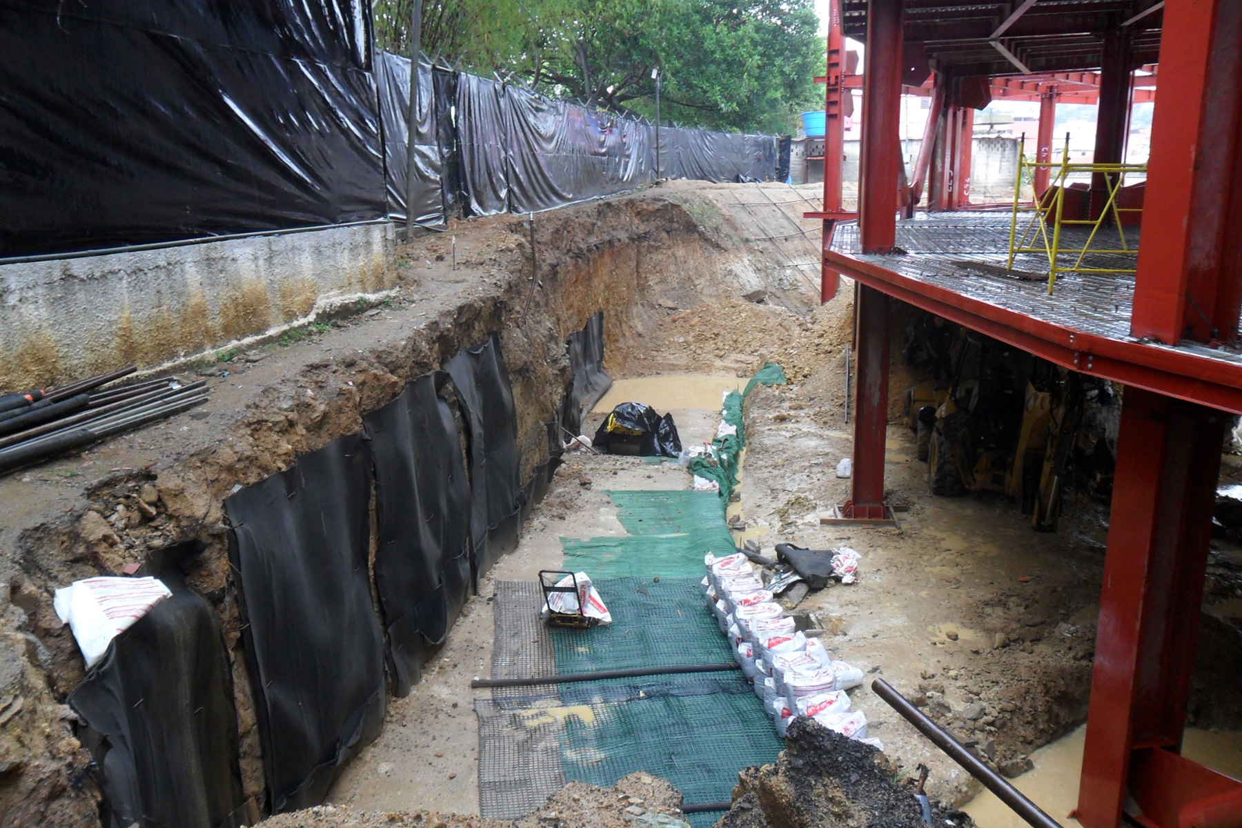 ￼￼Paneles de drenaje planar para intersectar las aguas infiltradas en el muro de tierra reforzada, construido en el perímetro de La Universidad de la Policía Nacional, sede Catia. Distrito Capital. 2013