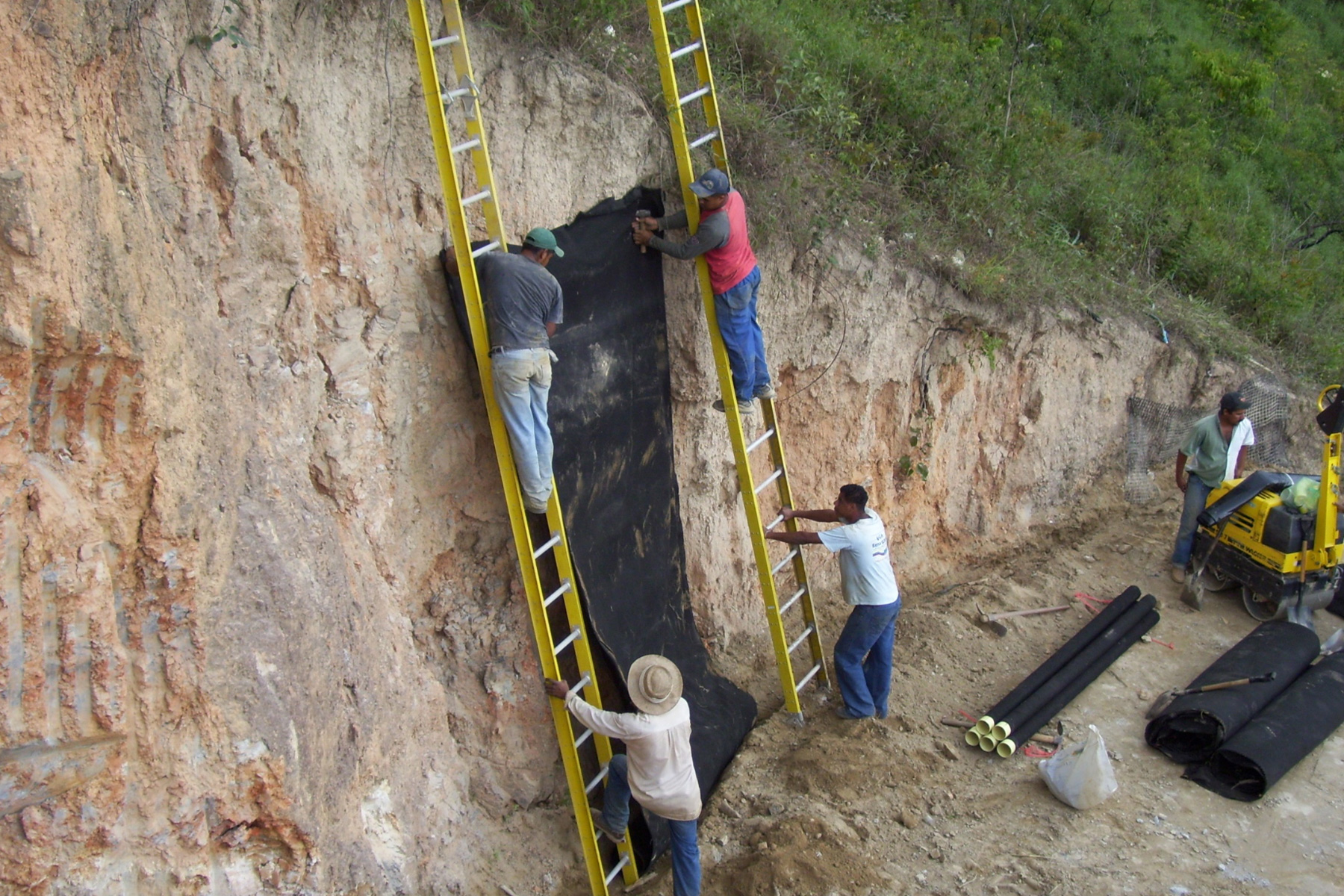 ￼￼￼Instalación de paneles de drenaje planar para intersectar las aguas infiltradas en un muro de tierra reforzada construid en el Conjunto Residencial Villa de Campo. Urb. Los Naranjos. El Hatillo. 2008