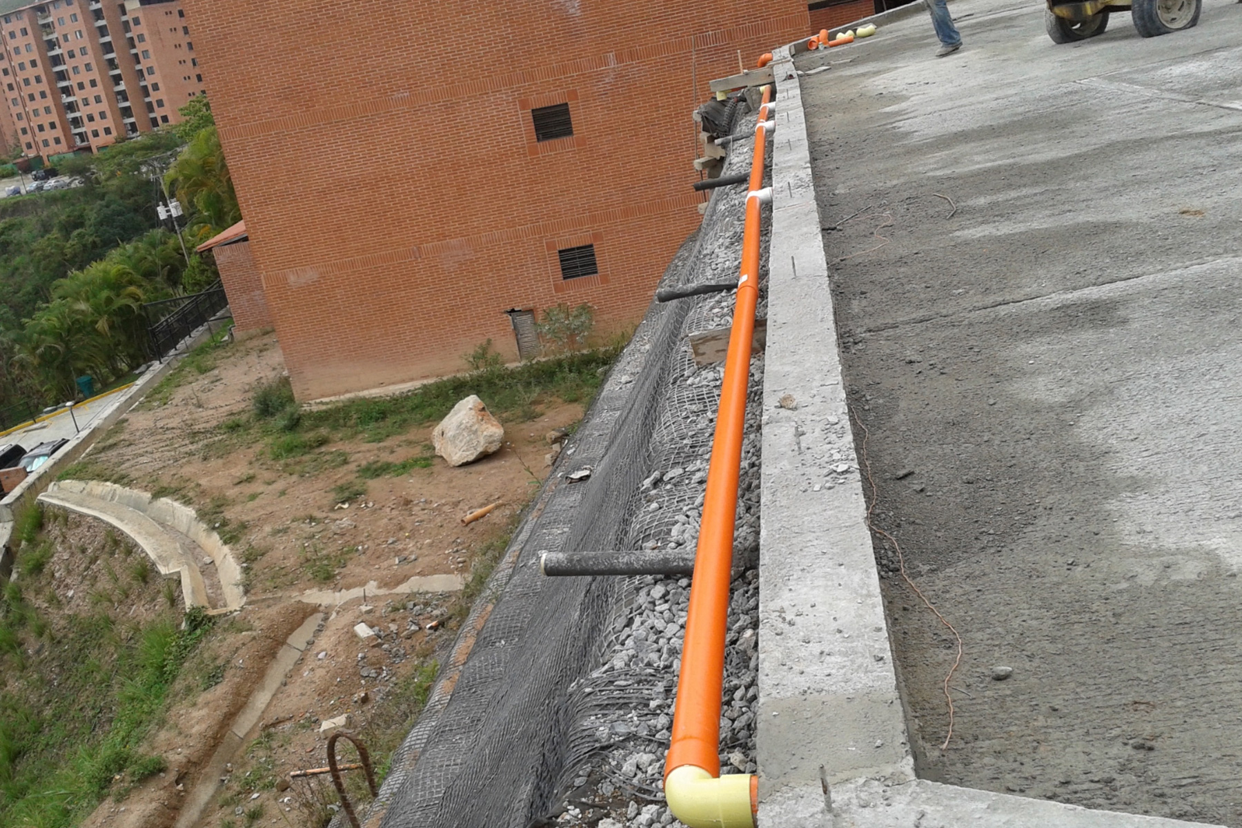 ￼Instalación de sistema de subdrenaje con geodrenes de 2” , para evacuar eficientemente las aguas infiltradas en un mur de tierra reforzada que constituye el estacionamiento del Conjunto Residencial Casa de Campo. Baruta. 2016