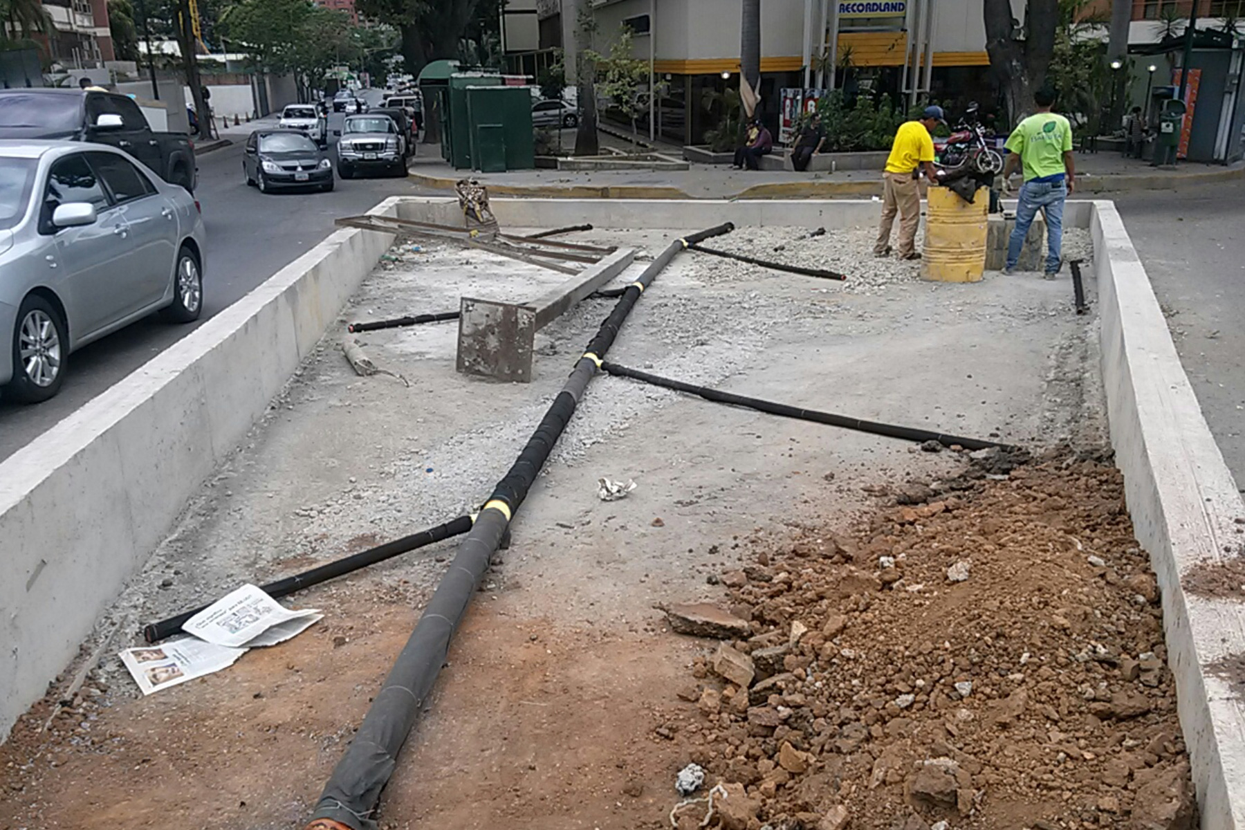 ￼￼￼Instalación de sistema de subdrenaje tipo espina de pescado, para evacuar eficientemente las aguas de lluvia en una isl vial construida con área verde, en la Urb. Las Mercedes. Municipio Baruta. 2015